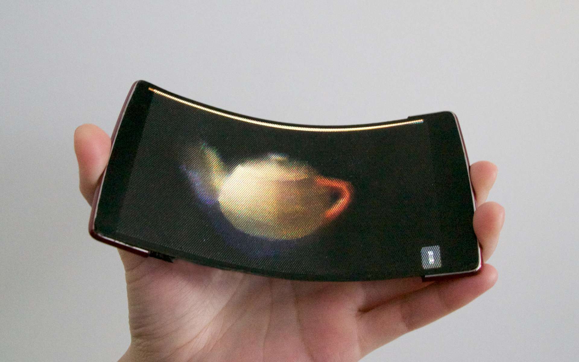 Le concept d’écran flexible holographique de l'HoloFlex permet notamment de manipuler des objets en 3D pour les observer sous tous les angles. © Queen’s university, Human Media Lab