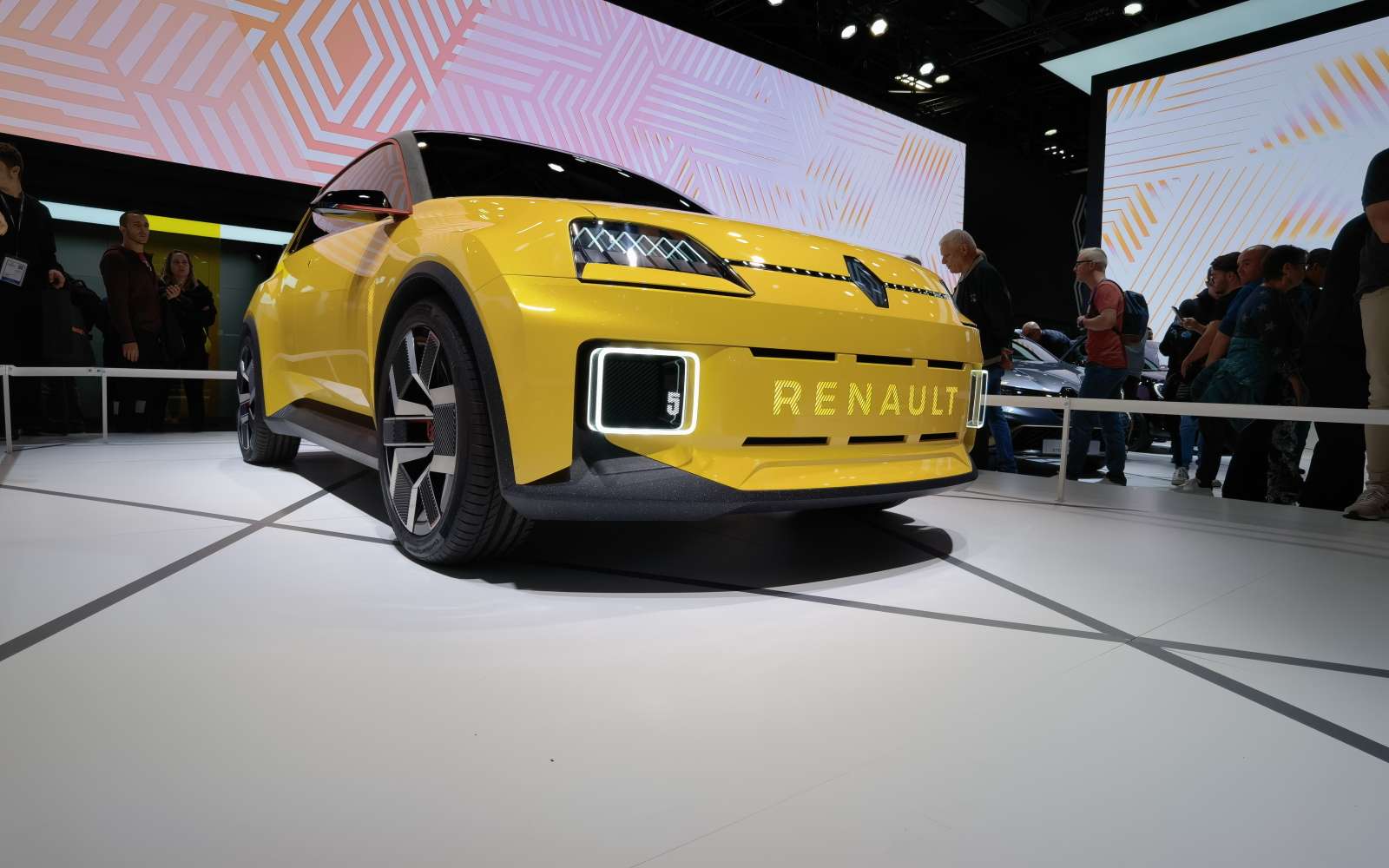 Mondial de l'auto : Renault fait dans le néo-rétro-électro avec sa 4L et sa R5 100 % électrique