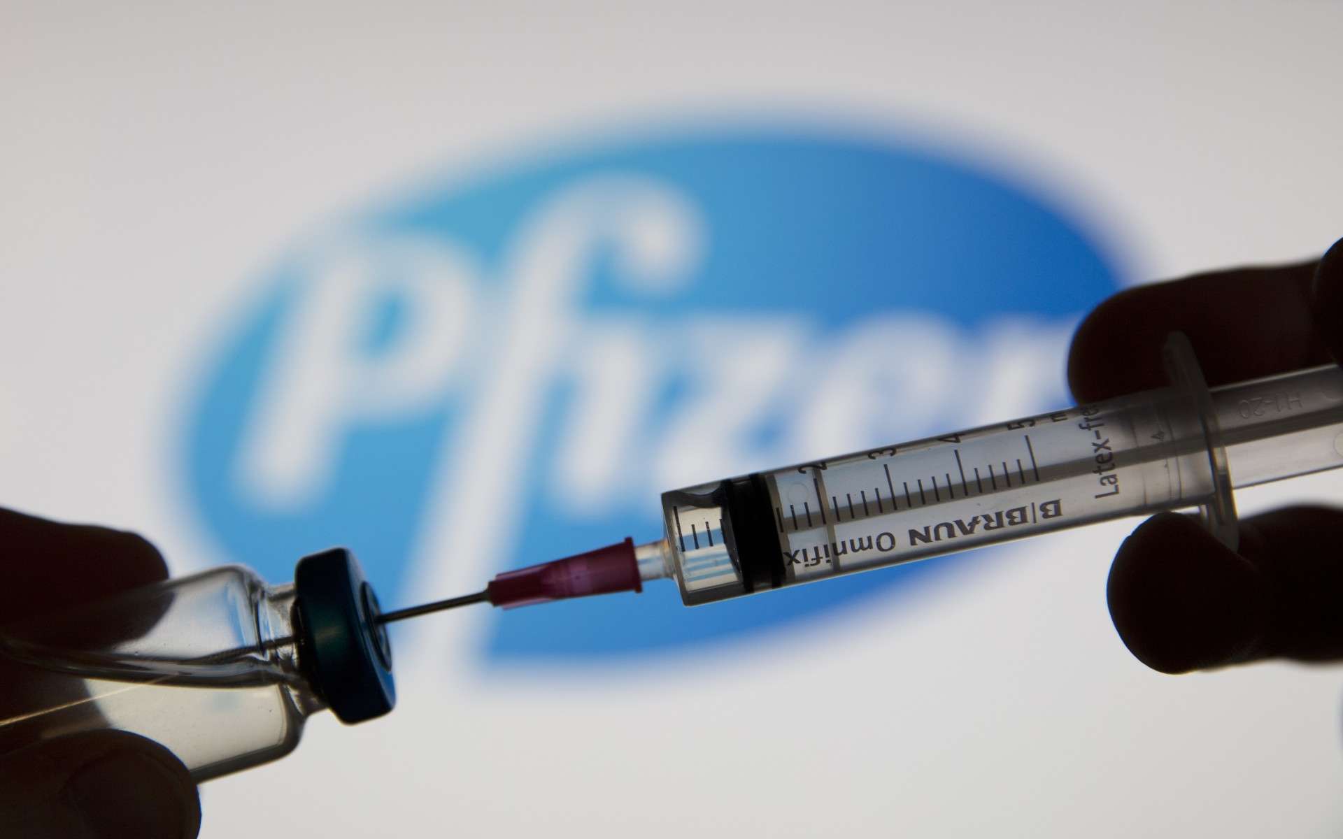 Le vaccin de Pfizer protège contre le variant anglais et sud-africain du coronavirus. © ink drop, Adobe Stock