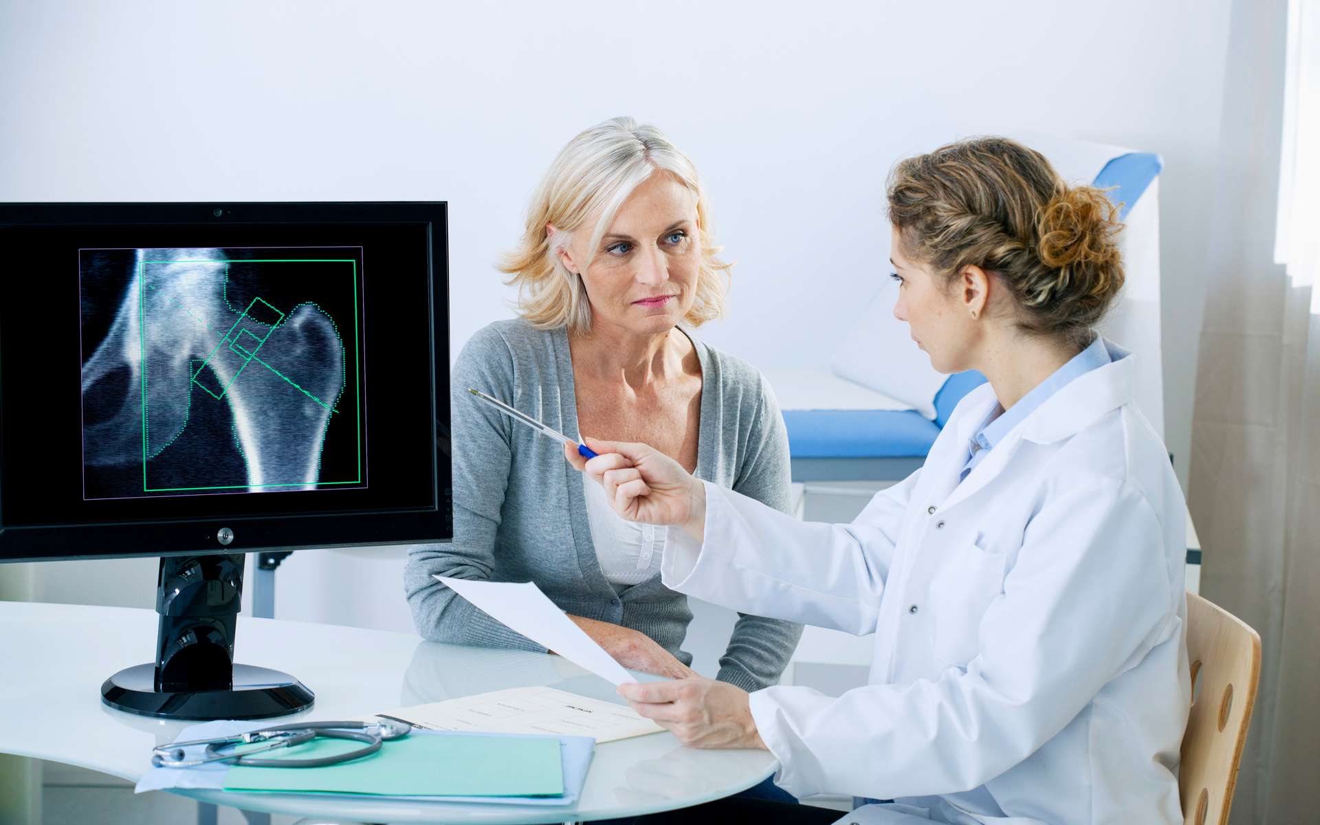 L'ostéodensitométrie est l'examen qui permet de vérifier la perte osseuse. © RFBSIP, Adobe Stock