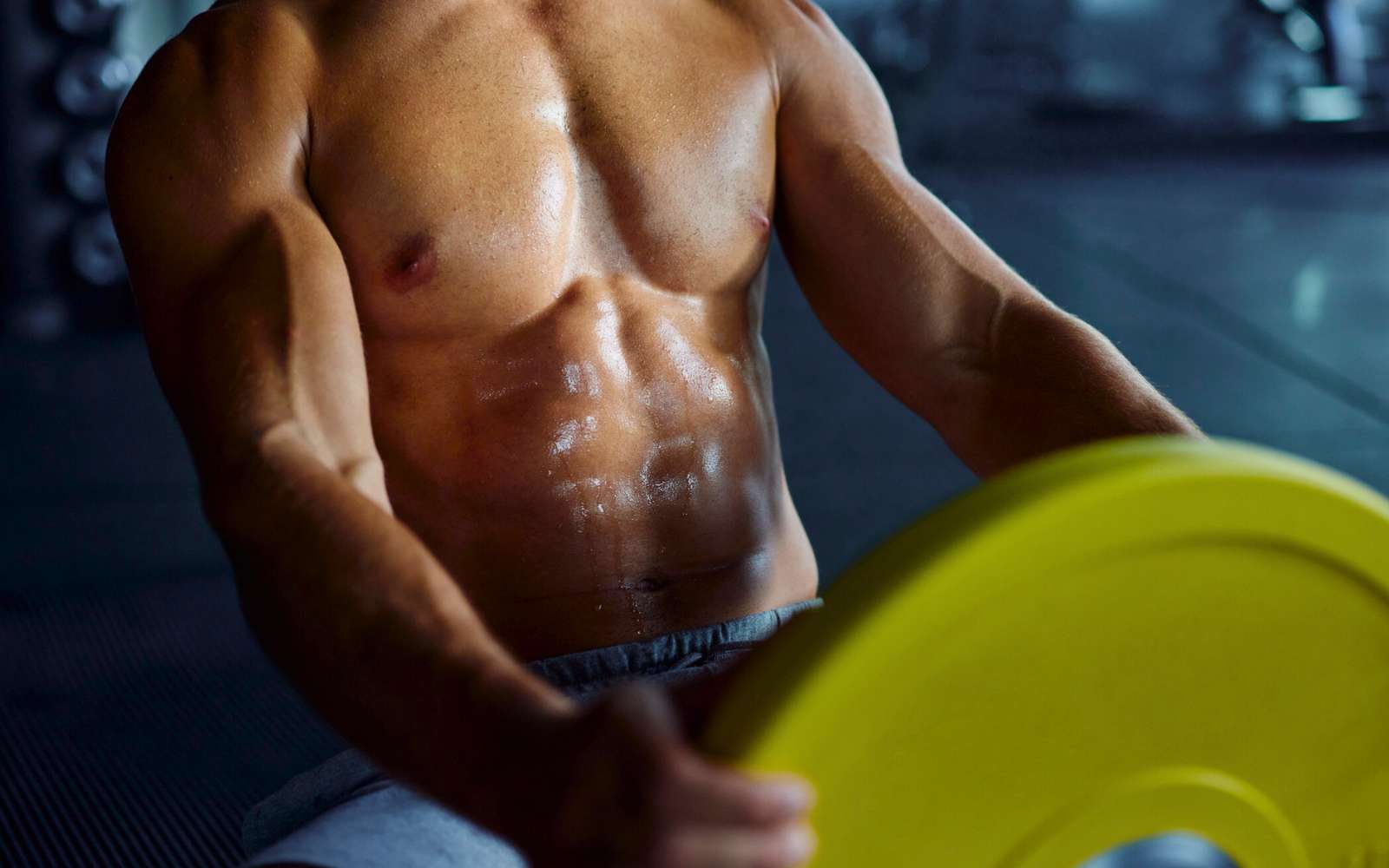 15 minutes, zéro crunch : ce circuit avec haltères change votre posture en profondeur