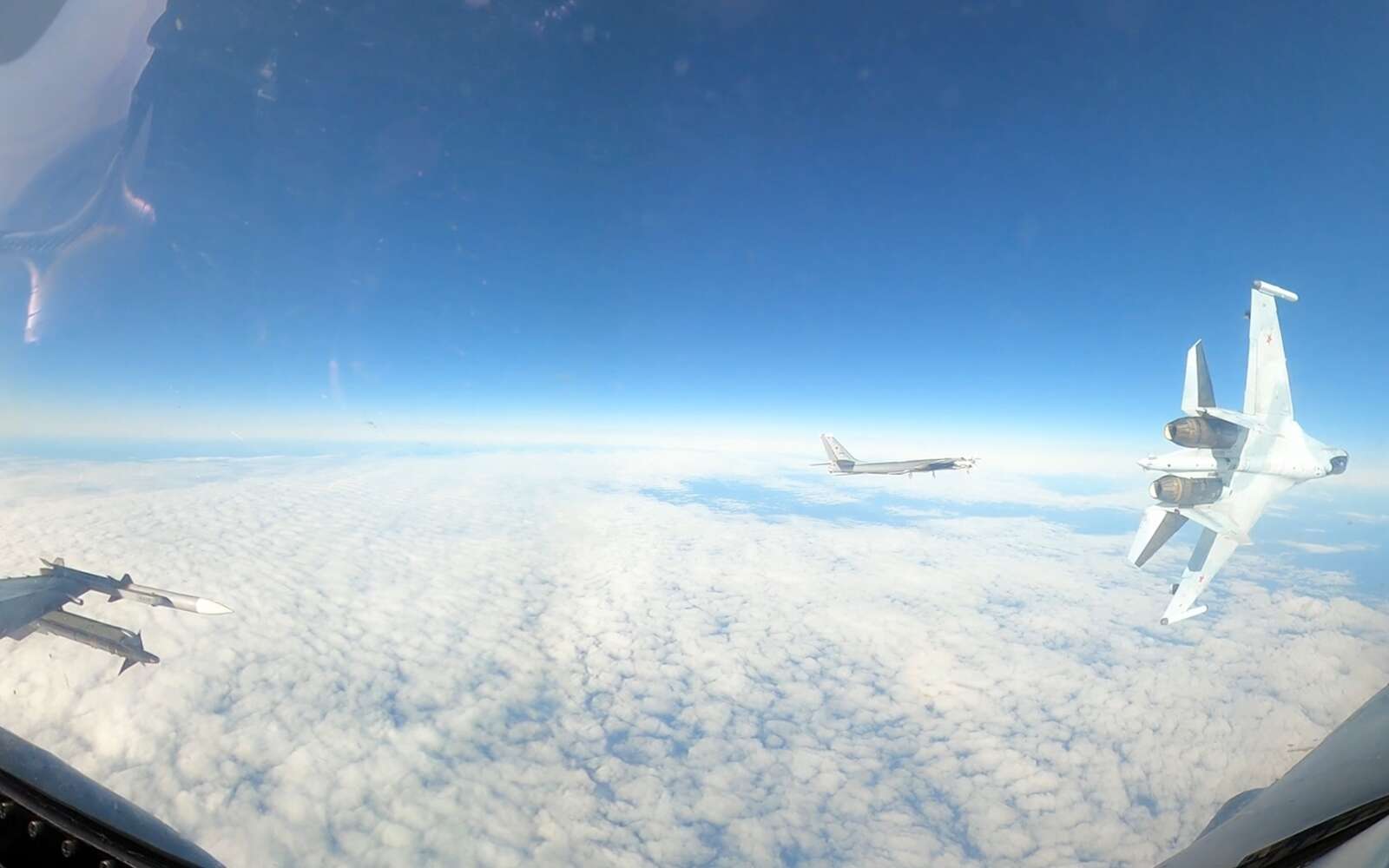 Provocation russe en plein ciel de l'Alaska : un Su-35 frôle dangereusement un F-16 et met « tout le monde en danger »