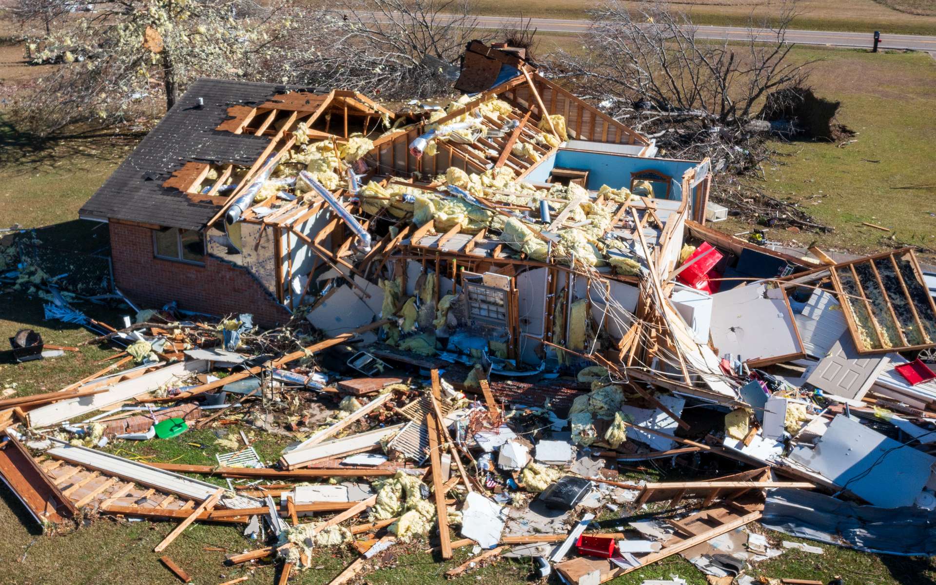 Le jour où une tornade a dévasté une village français et envoyé des véhicules à 100 mètres de distance !