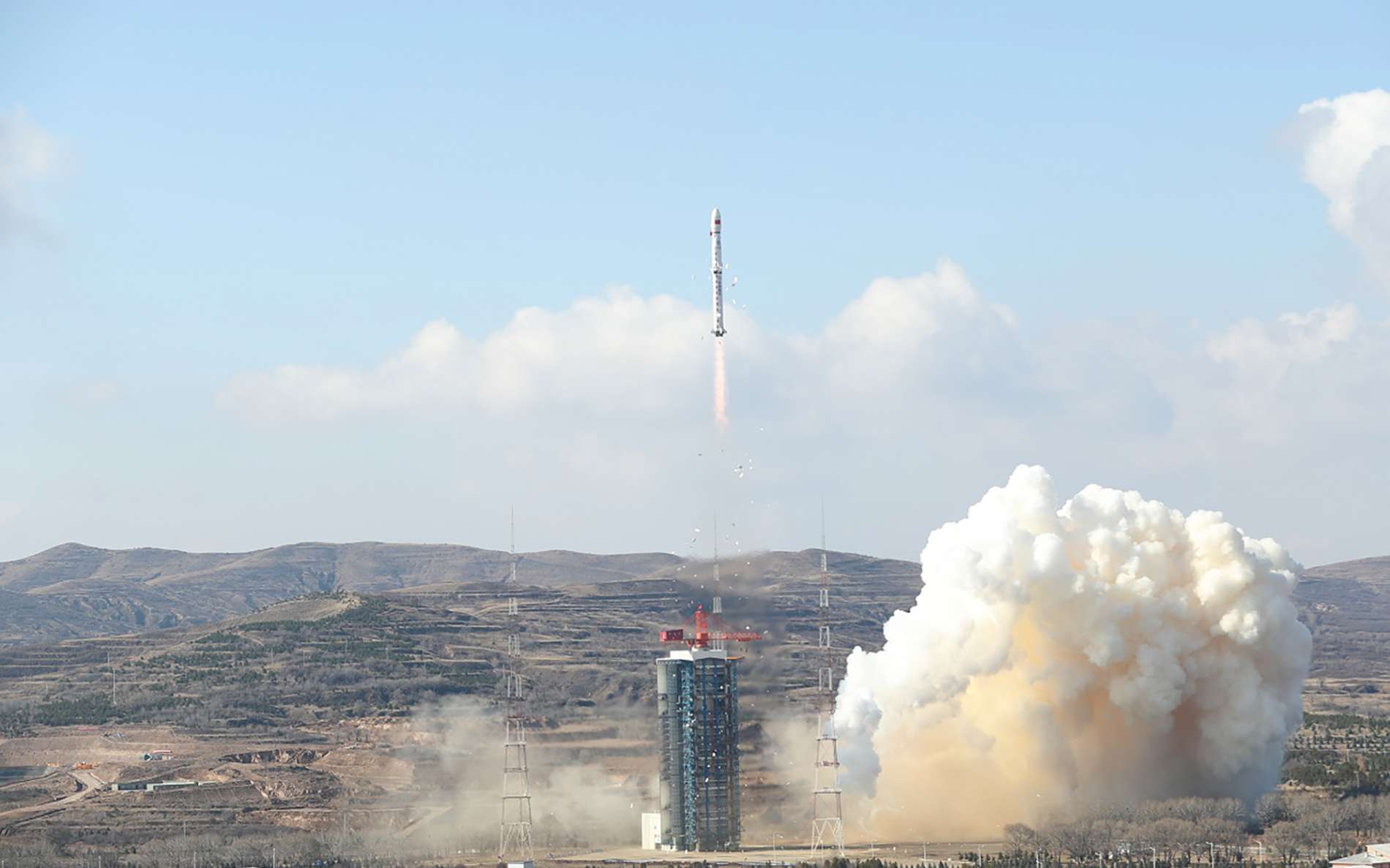 Décollage du lanceur Long March 4B (CZ-4B) du Centre de lancement de satellites de Taiyuan avec à son bord d'observation de la Terre Gaofen 7 et trois satellites auxiliaires dont celui de Spacety. © CASC