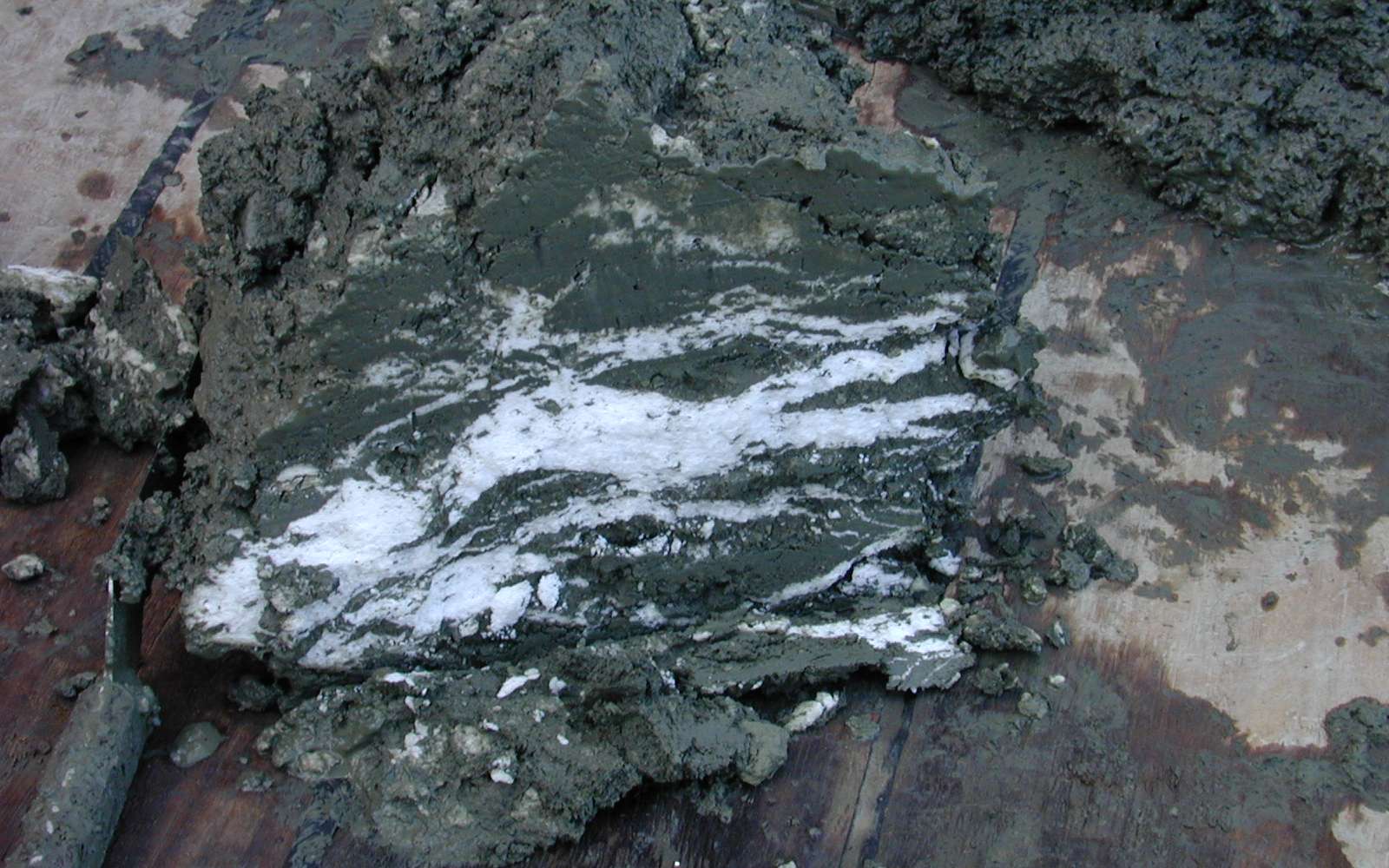 Hydrates de méthane (bandes blanches) dans des sédiments marins. © Wusel007, Wikimedia Commons, CC by-sa 3.0
