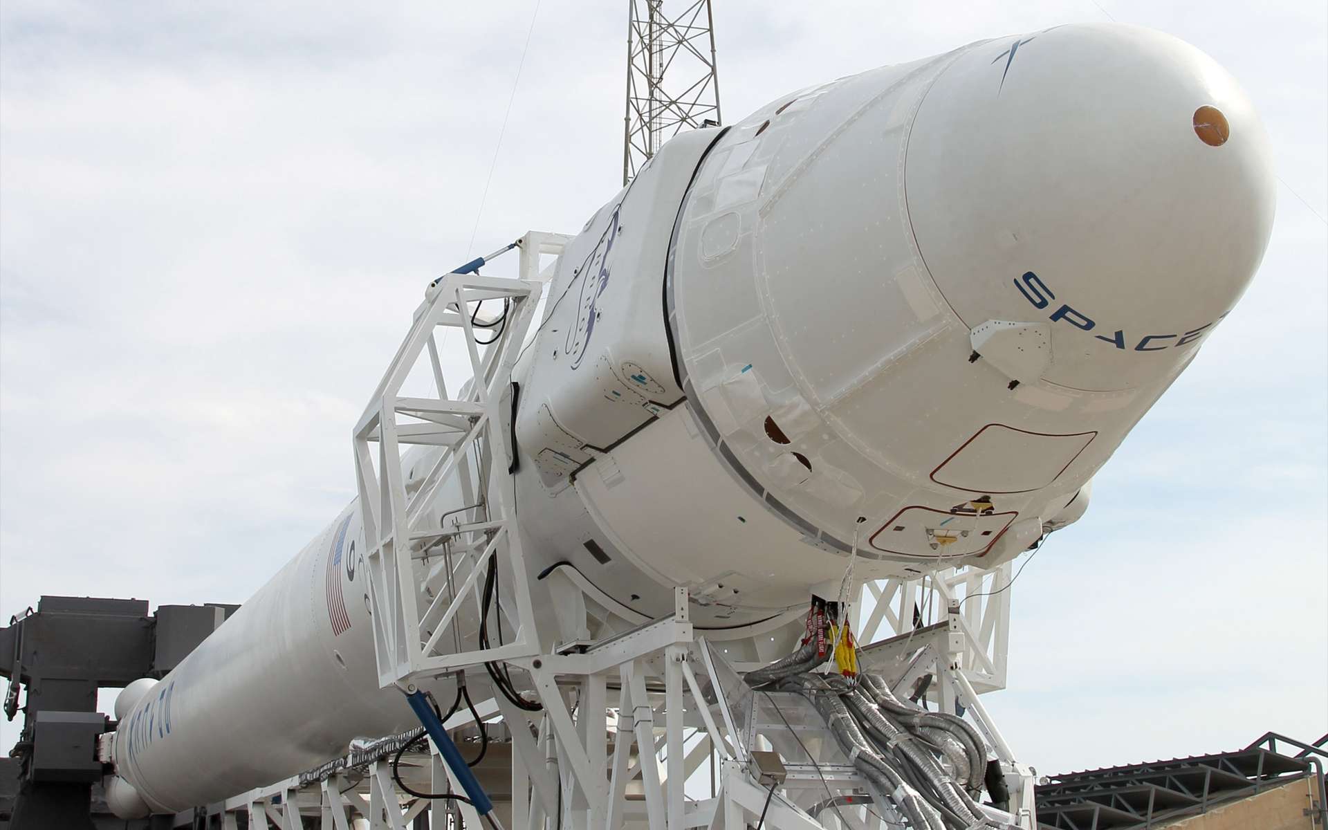 Le lanceur Falcon-9 et la capsule Dragon quelques jours avant le lancement de la première mission commerciale dans le site de lancement de SpaceX, à Cap Canaveral. La deuxième mission de ravitaillement de l’ISS par SpaceX doit commencer le 1er mars prochain. © SpaceX
