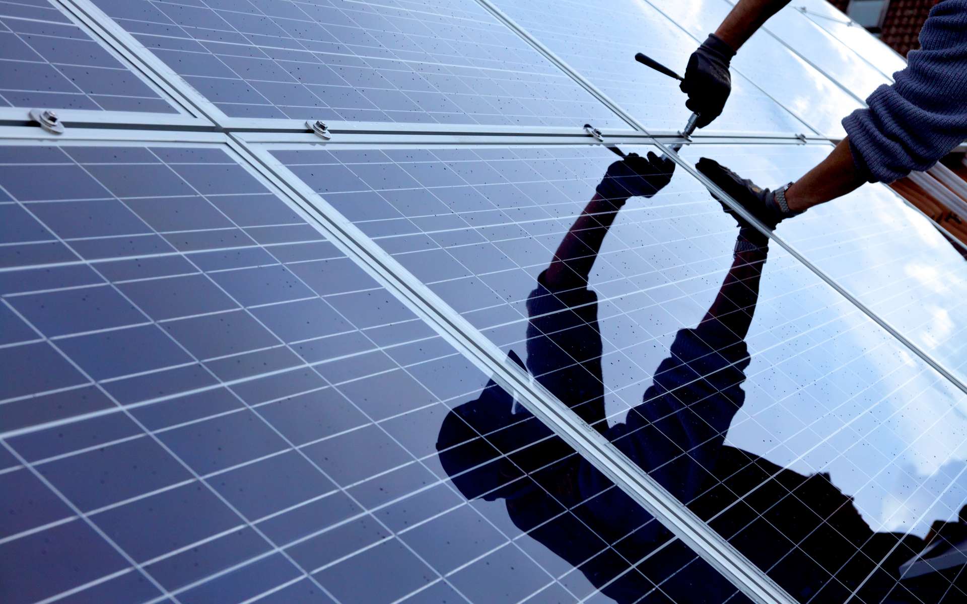 Installer des panneaux solaires, une solution pour produire sa propre énergie renouvelable. © Simon Krauss, Adobe Stock