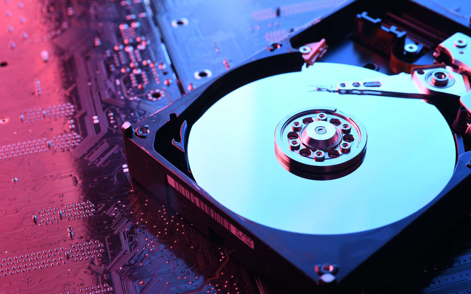 Dans un disque dur, le disque magnétique sert de support aux stockage des données. © Ivan, Adobe Stock