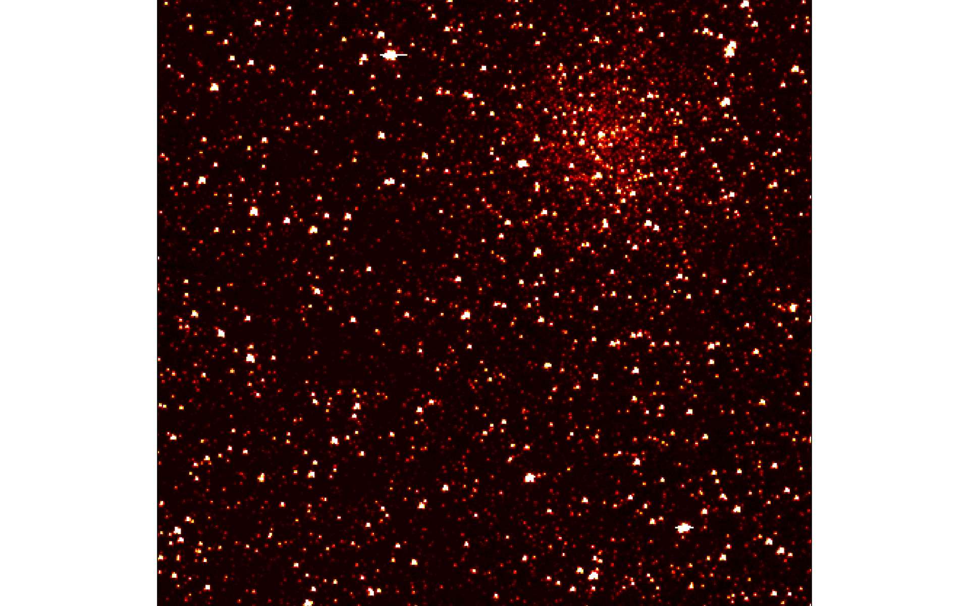 L'amas ouvert NGC 6791, situé à 13.000 années-lumière de la Terre et visible dans la constellation de la Lyre. Il intrigue les astronomes avec sa masse élevée (4.000 masses solaires), son âge canonique (8 milliards d'années) et son exceptionnelle richesse en fer. NGC 6791 ne figure pas parmi les objets d'étude de la mission Kepler mais sa célébrité méritait d'en faire un portrait pour les premières images de l'instrument. © Nasa