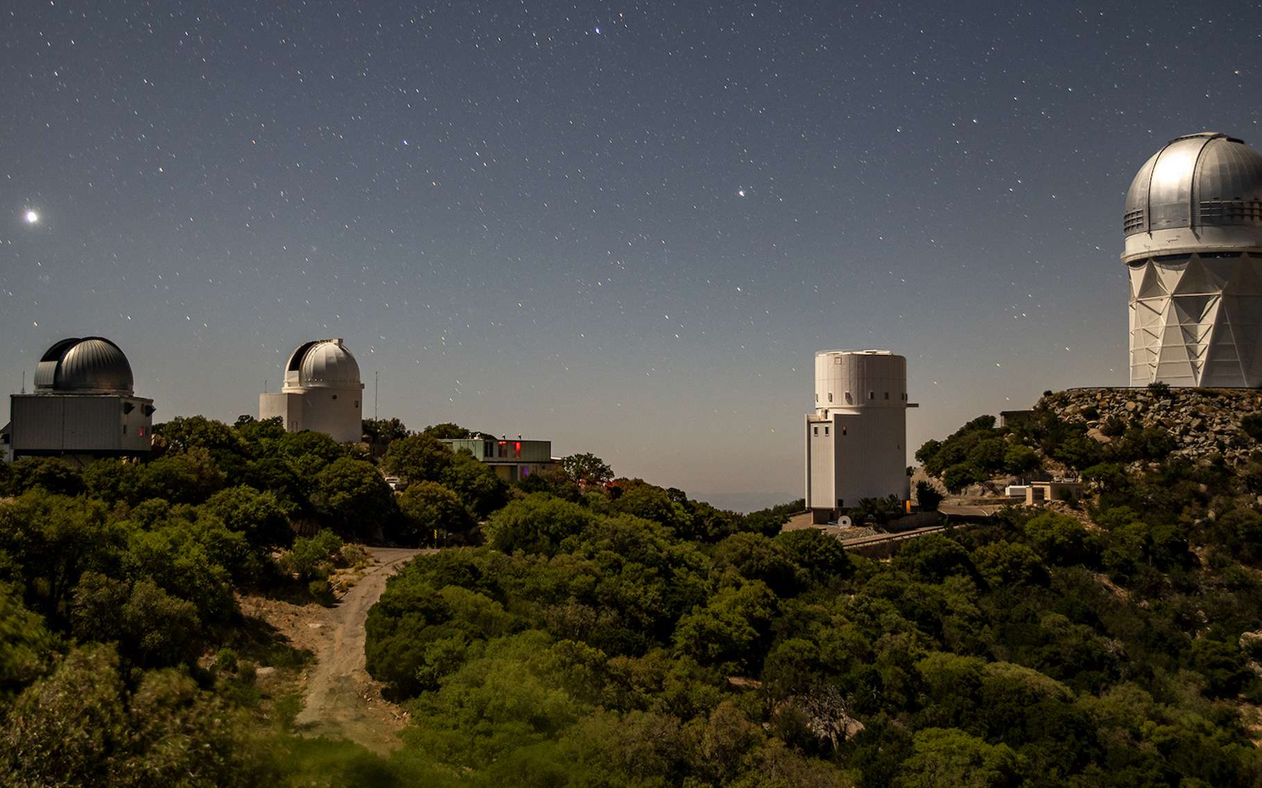 L’instrument Desi est installé du côté de l’observatoire national de Kitt Peak (États-Unis) et c’est grâce à lui que les astronomes nous livrent aujourd’hui la carte la plus détaillée et la plus grande de l’Univers jamais produite. © Marilyn Chung, Berkeley Lab