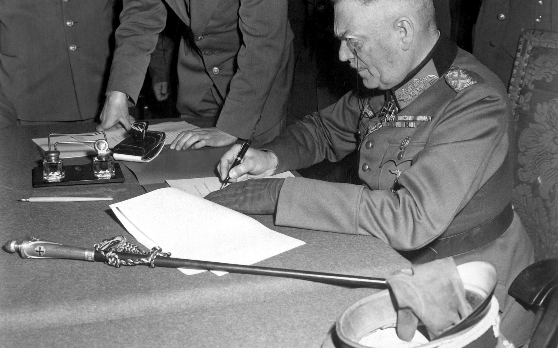 Le maréchal Wilhelm Keitel signe la reddition de la Wehrmacht à Berlin le 8 mai 1945. © Lt. Moore (US Army), Wikimedia Commons, DP