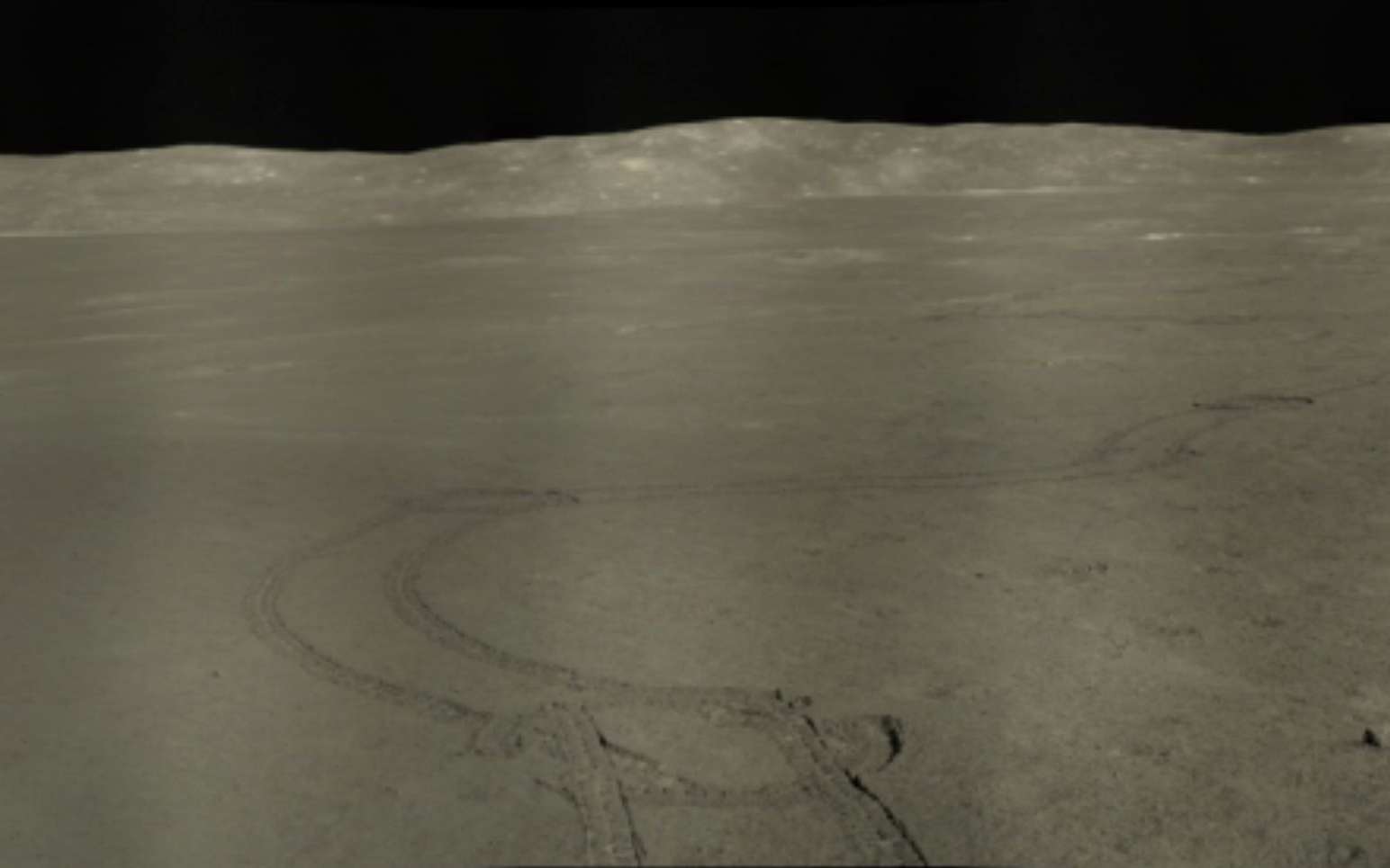 Magnifique panorama immortalisé par le rover chinois Yutu-2 à l'issue de son 40e jour lunaire sur la face cachée. On y voit les traces de ses six roues. On distingue même l'atterrisseur Chang'e 4 qui l'a déposé au sol il y a plus de trois ans aujourd'hui (le point noir à gauche, au pied du bord du cratère Von Kármán). © Clep, CNSA, Ourspace