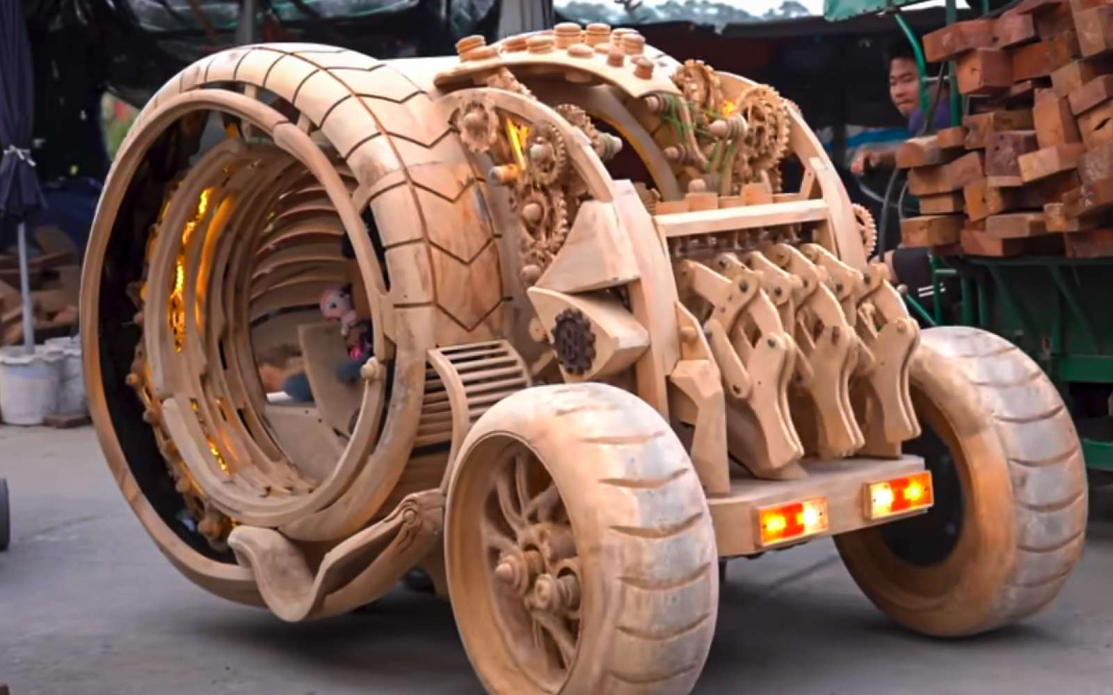 Une étonnante machine à remonter le temps en bois circule au Vietnam