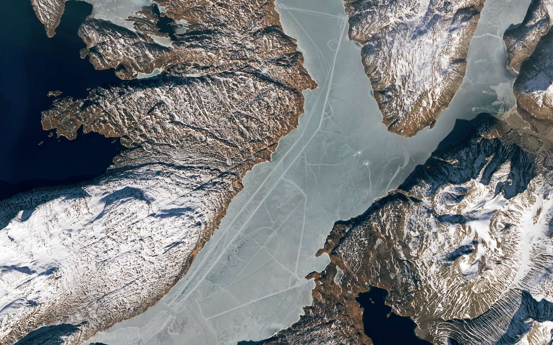 Qu'est-ce qui a créé ces traces étranges sur la glace au Groenland ?