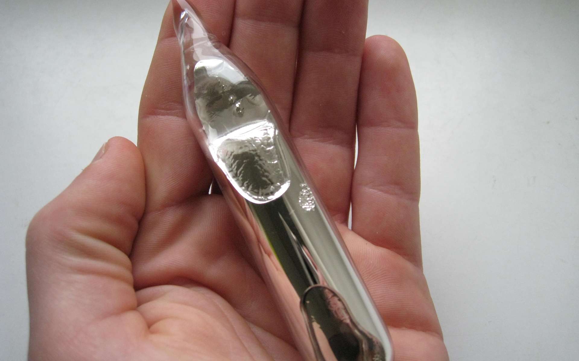 Le mercure, formé par des liaisons métalliques, est le seul métal qui soit liquide à température ambiante. © Dnn87, Wikimedia Commons, CC by 3.0
