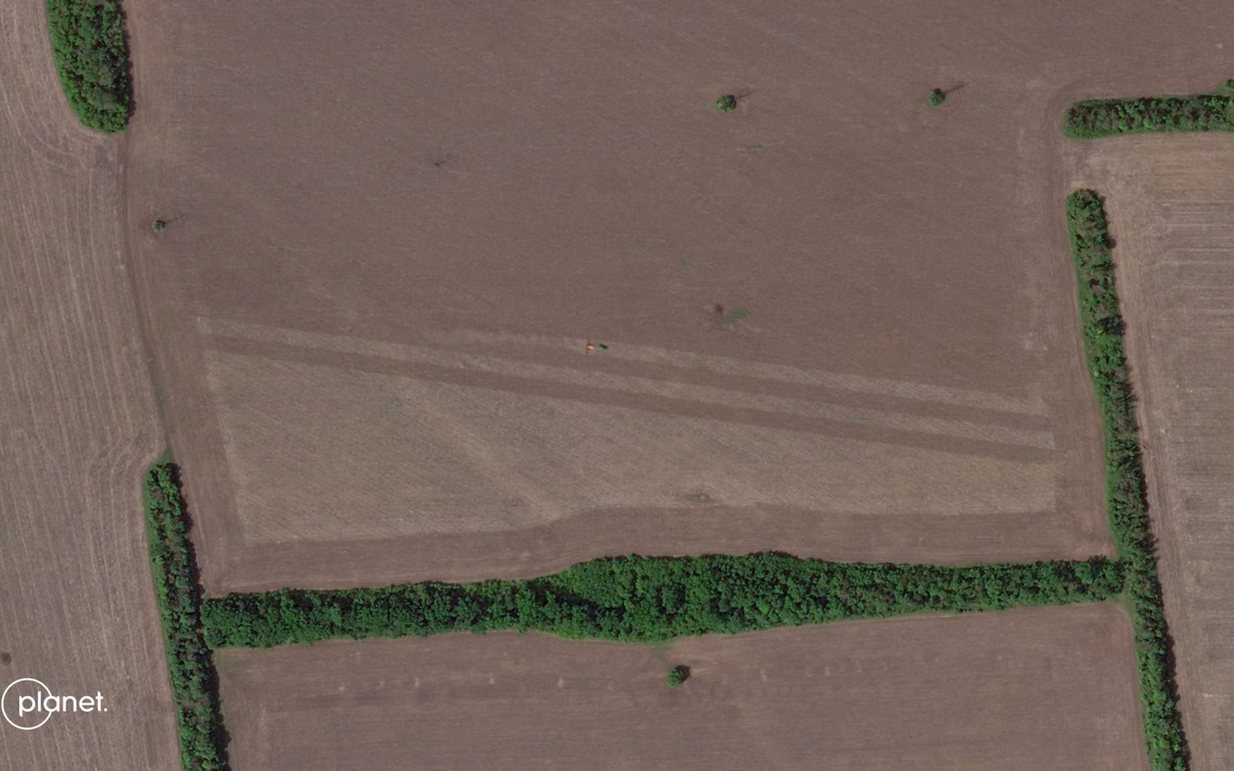 Malgré la guerre, des agriculteurs labourent les champs près de Slovyansk, en Ukraine. Images capturées le 12 mai et le 31 mai 2022. © 2022 Planet Labs PBC