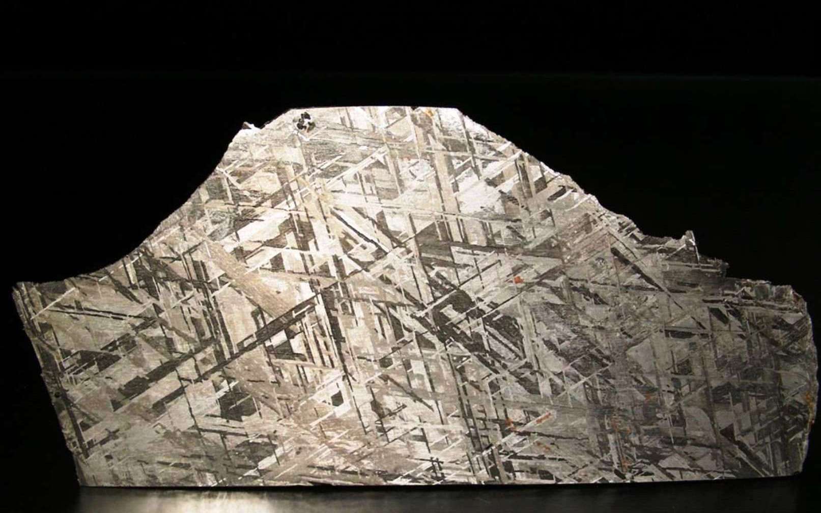 L'énigme de la formation du noyau de la Terre est-elle enfin résolue ? Ici, une coupe de la météorite Gibeon, une sidérite octaédrite classée IV A, trouvée en Namibie en 1836. La belle structure de ses figures de Widmanstätten et son excellent état de conservation en font la météorite la plus utilisée en bijouterie. Elle est surtout très précieuse pour les géologues car elle donne des indices sur l'aspect du noyau en fer et en nickel de la Terre. Ces météorites pourraient être des vestiges des noyaux de petites planètes. © L. Carion, carionmineraux.com