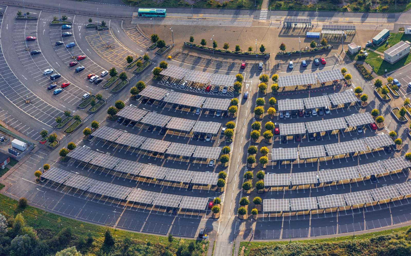 Un décret oblige les parkings à se couvrir de panneaux solaires : qui est concerné ?