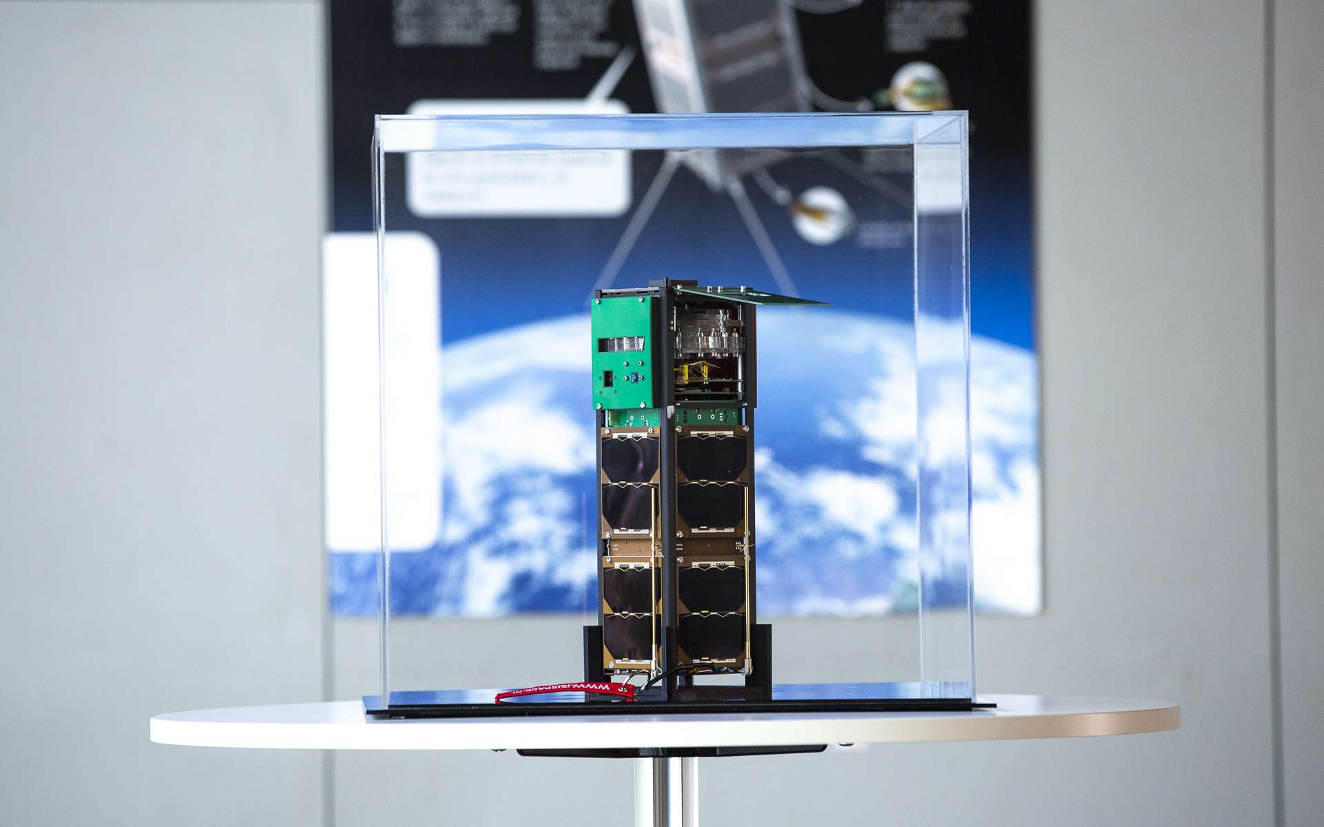 Le cubesat PlantSat en salle blanche avant d'être intégré dans le déployeur orbital de D-Orbit. © D-Orbit