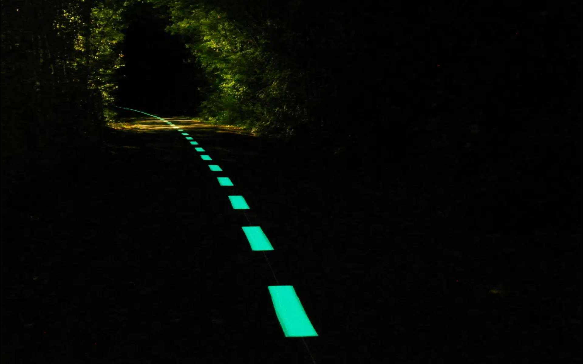 Une peinture luminescente qui émet de la lumière pendant plus de 10 heures