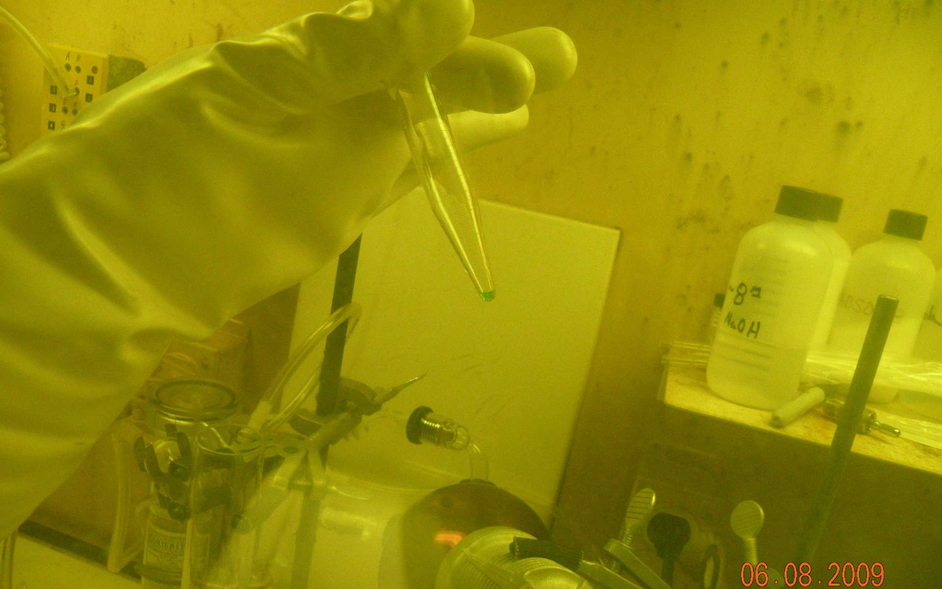 Le berkélium 249, contenu dans la petite bille verte sur cette photo, a été l’une des clés de la découverte de l’ununseptium. © Oak Ridge National Laboratory, Flickr, CC by-nc-nd 2.0