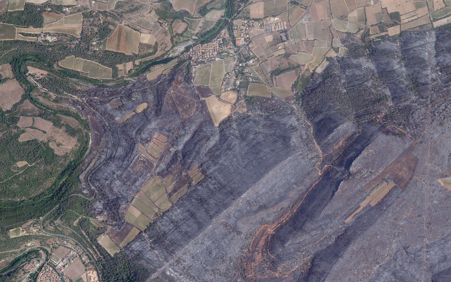 Vu de l'espace : l'incendie monstrueux de l'Aude a laissé un paysage méconnaissable