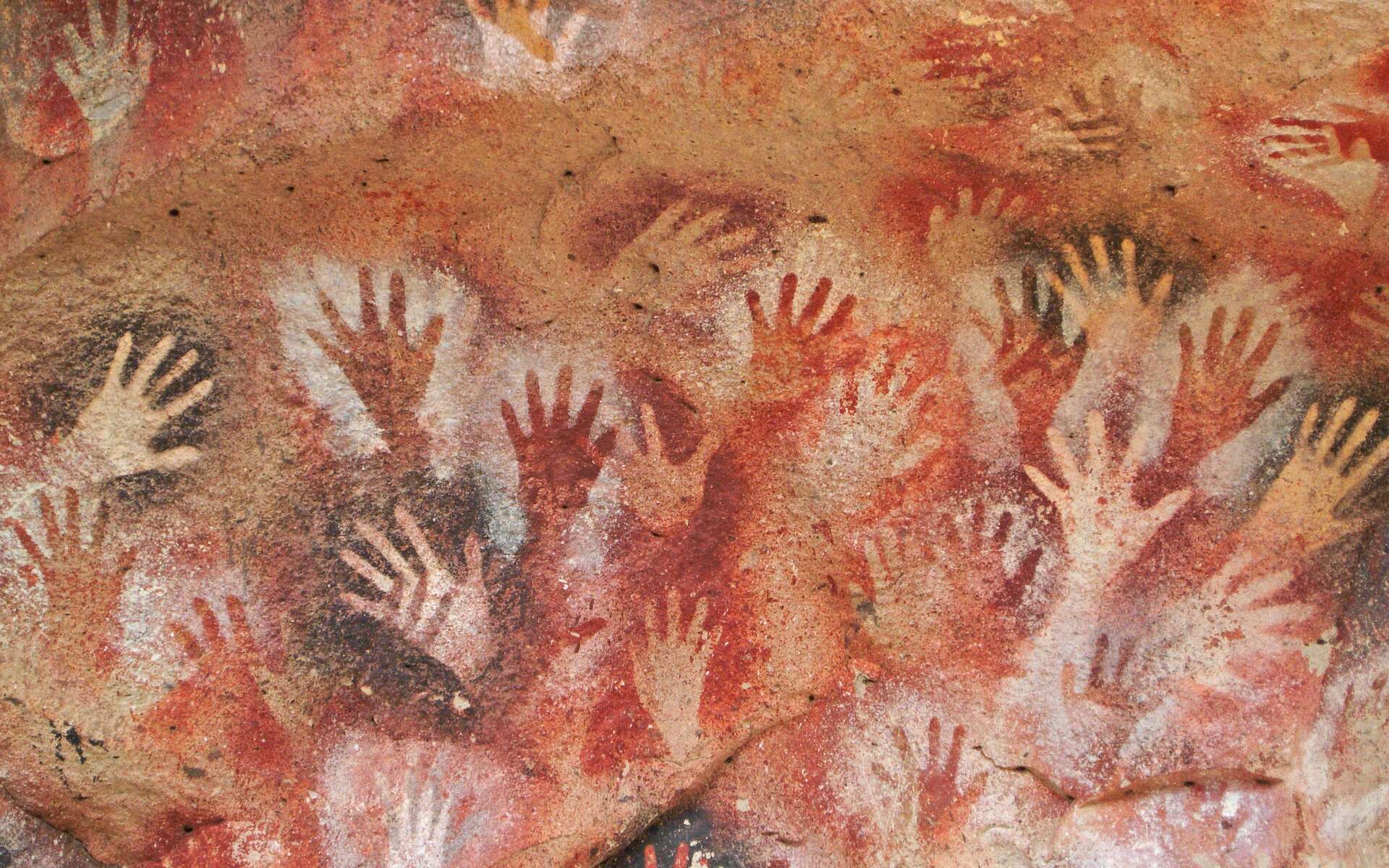 Les mains peintes dans des grottes espagnoles seraient l'œuvre d'une activité familiale. © rrruss, Adobe Stock