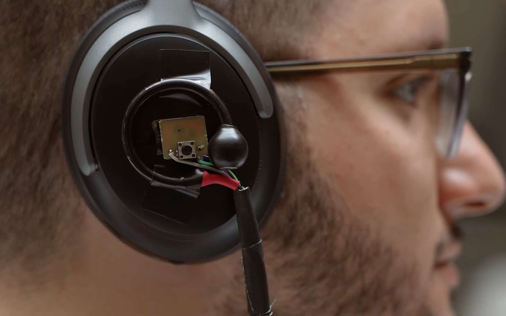 Ce casque à réduction de bruit reconnaît les voix des interlocuteurs grâce à l'IA !