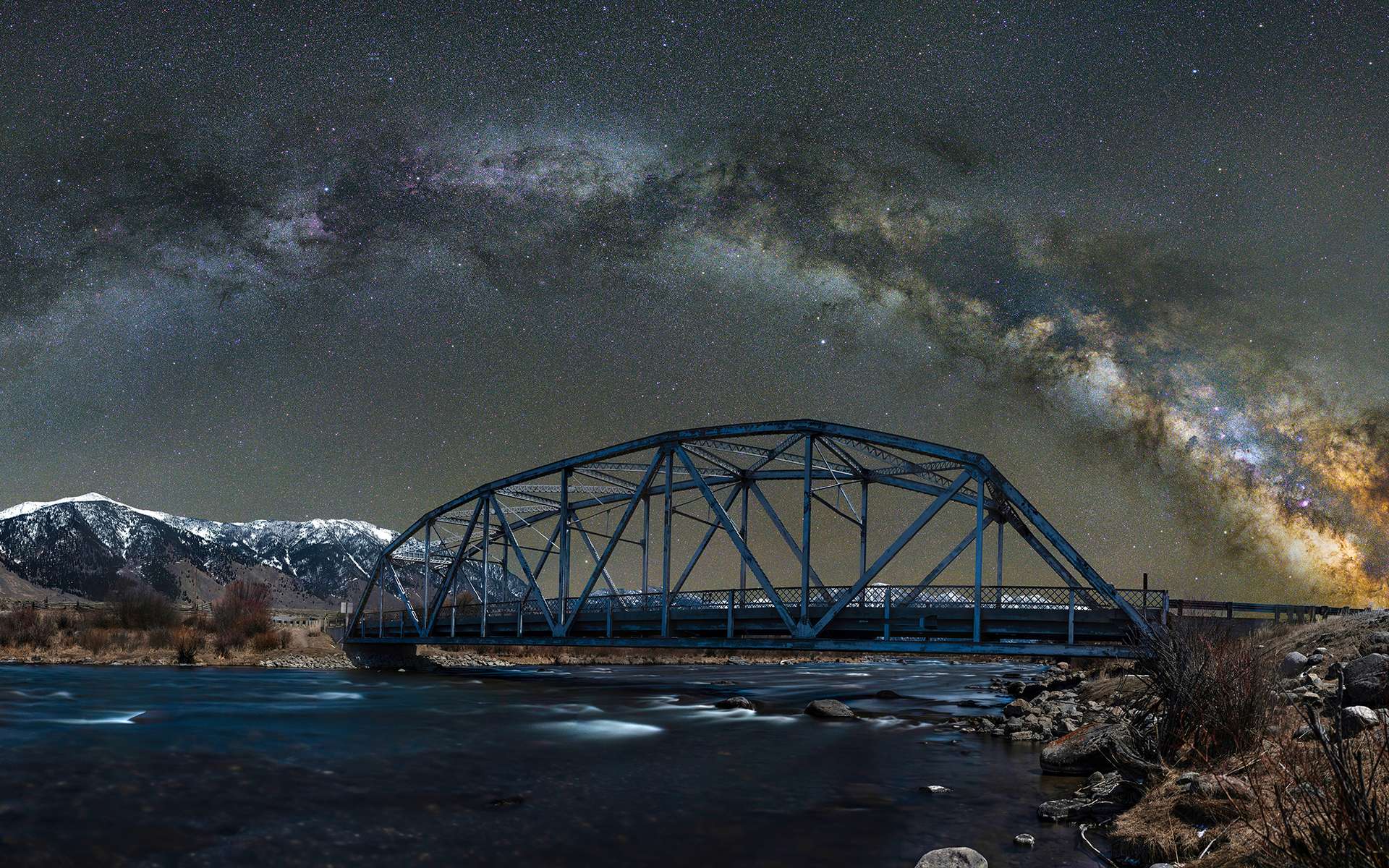 La Voie lactée au-dessus du pont Three Dollar, qui surplombe la rivière Madison, dans le Montana en avril 2021. Ce cliché a été réalisé par Jake Mosher.