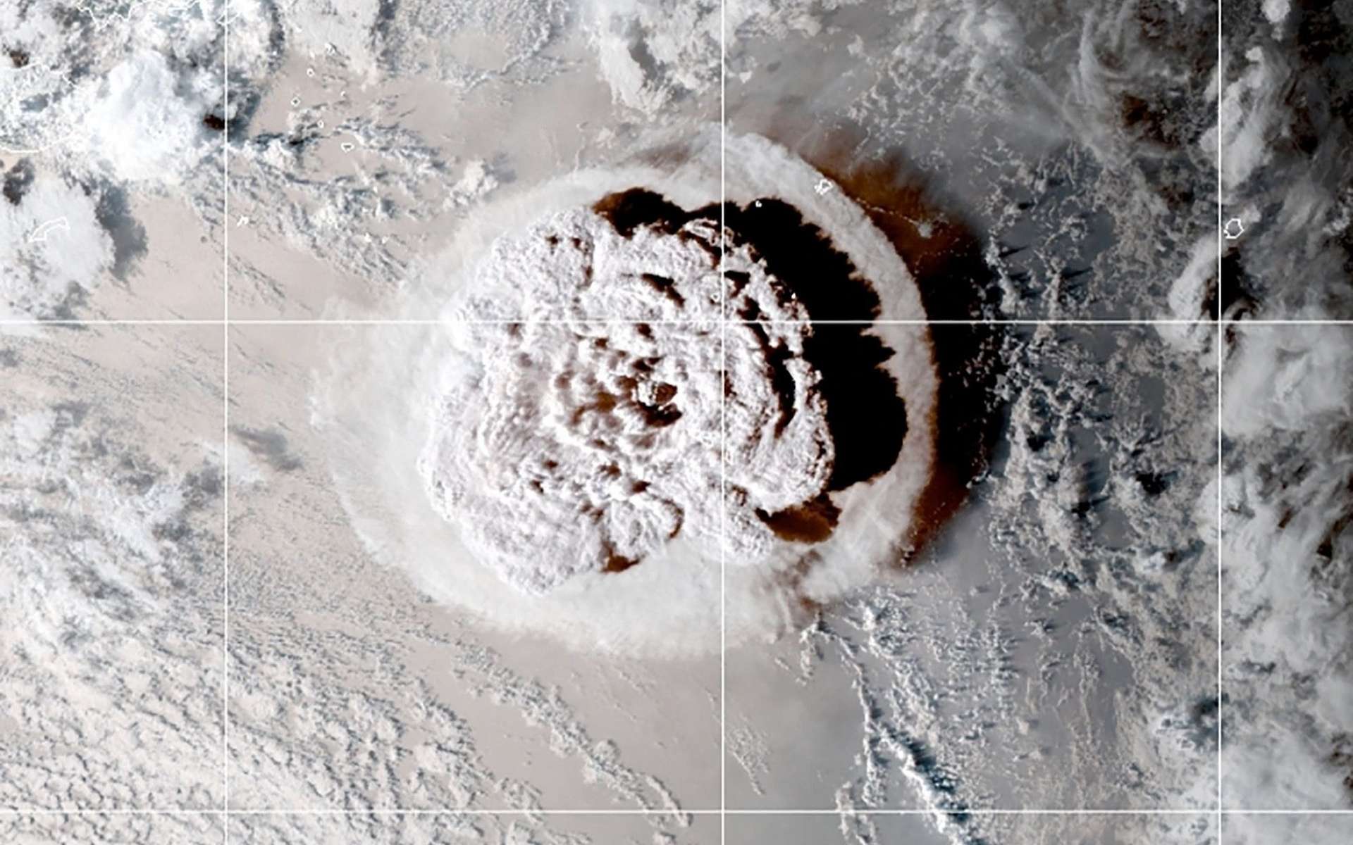 Vue satellite de l'énorme éruption du volcan Hunga Tonga-Hunga Ha’Apai dans les îles Tonga, situées au sud-ouest de l'océan Pacifique, le 15 janvier 2022. © Hiwamari-8