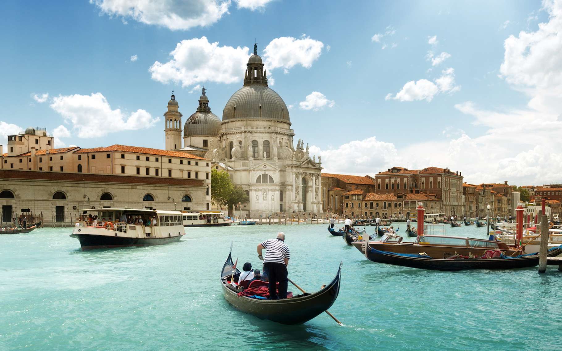 Spectacle rare et étrange de Venise et ses canaux à sec