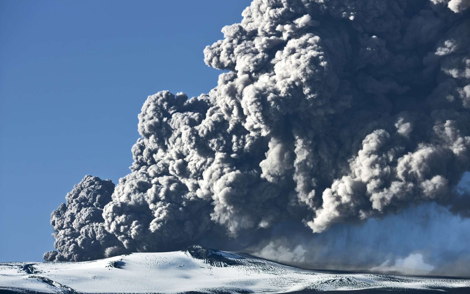 Explosion ou coulées de lave ? La réponse au style éruptif d'un volcan est au coeur de la chambre magmatique