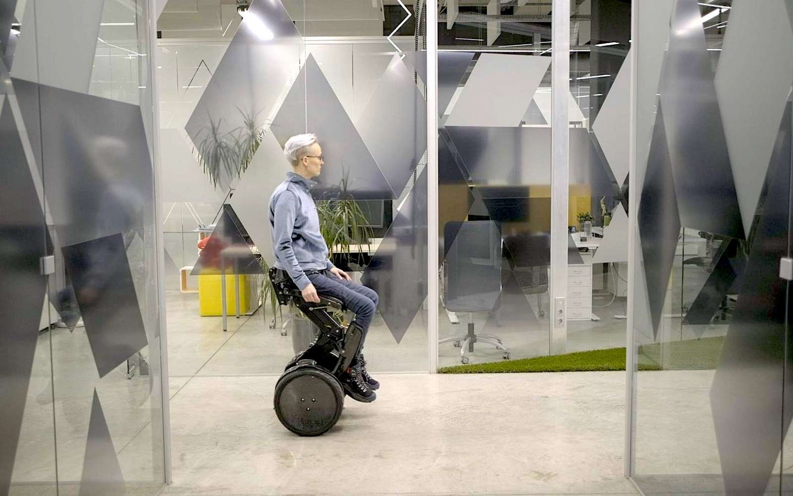 Ce fauteuil roulant génial inspiré du Segway permet de se déplacer debout jusqu'à 20 km/h