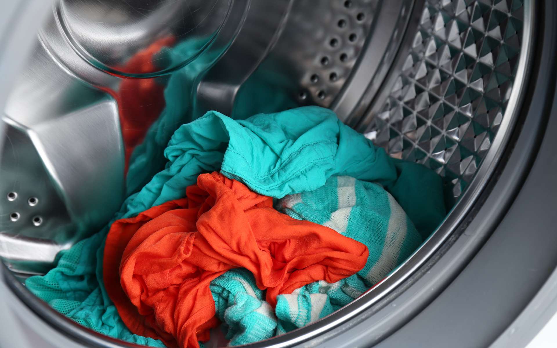 Quelques gestes pour réduire la pollution plastique des océans : laver nos vêtements à 30 °C et utiliser une lessive liquide. © Africa Studio, Adobe Stock