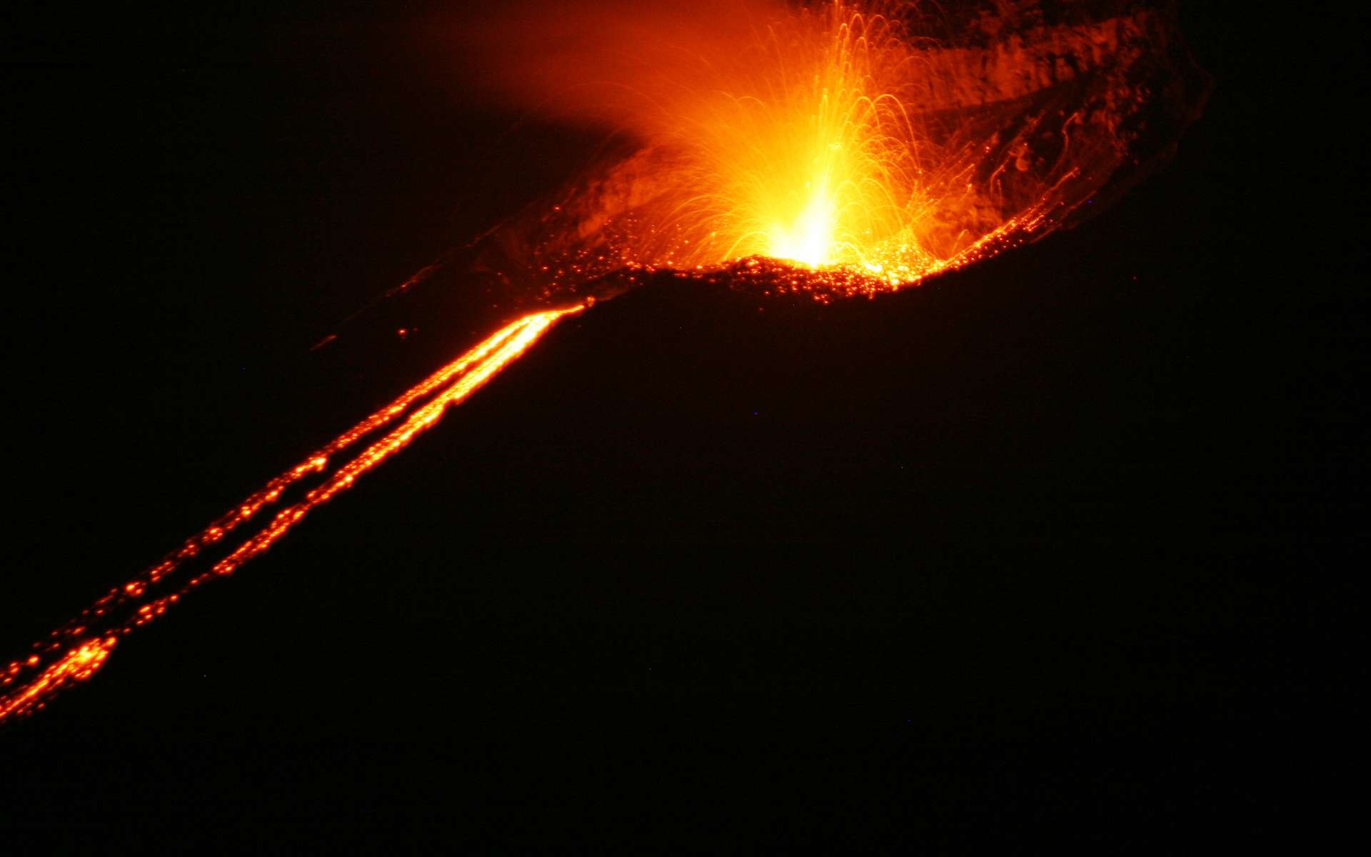 L'Anak Krakatoa en éruption en 2008. © Thomas.Schiet, Wikimedia Commons, domaine public