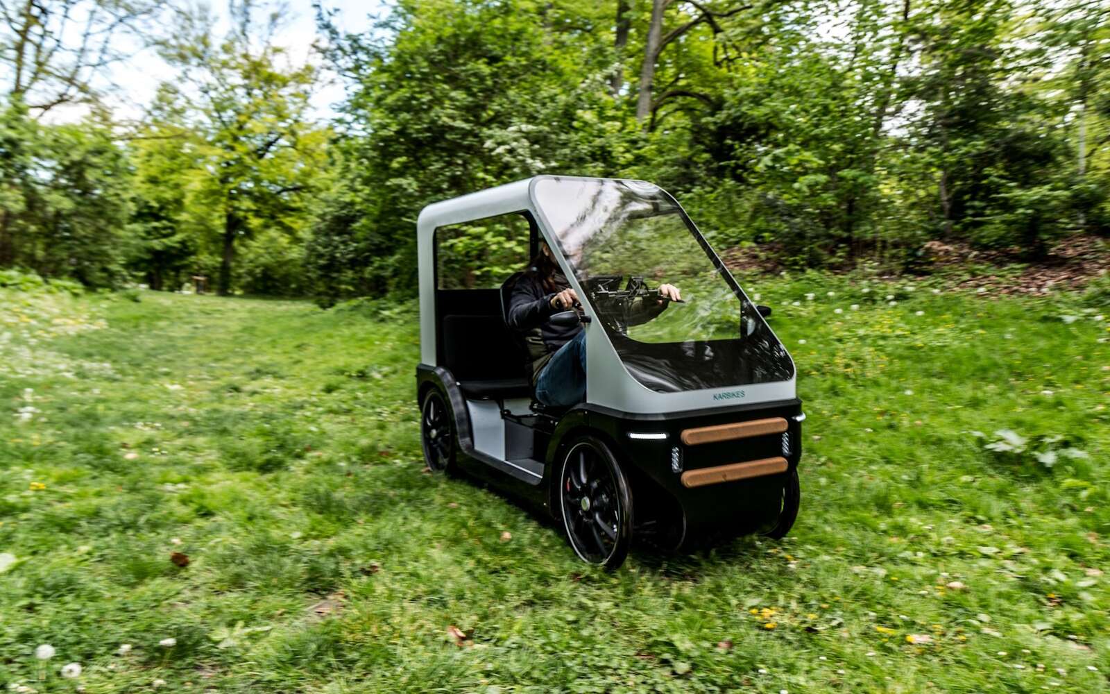 Une voiturette électrique à pédales made in France pour rouler au sec
