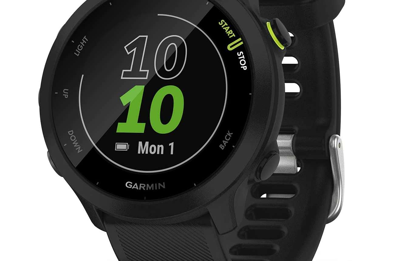 La célèbre montre connectée Garmin Forerunner 245 affichée à