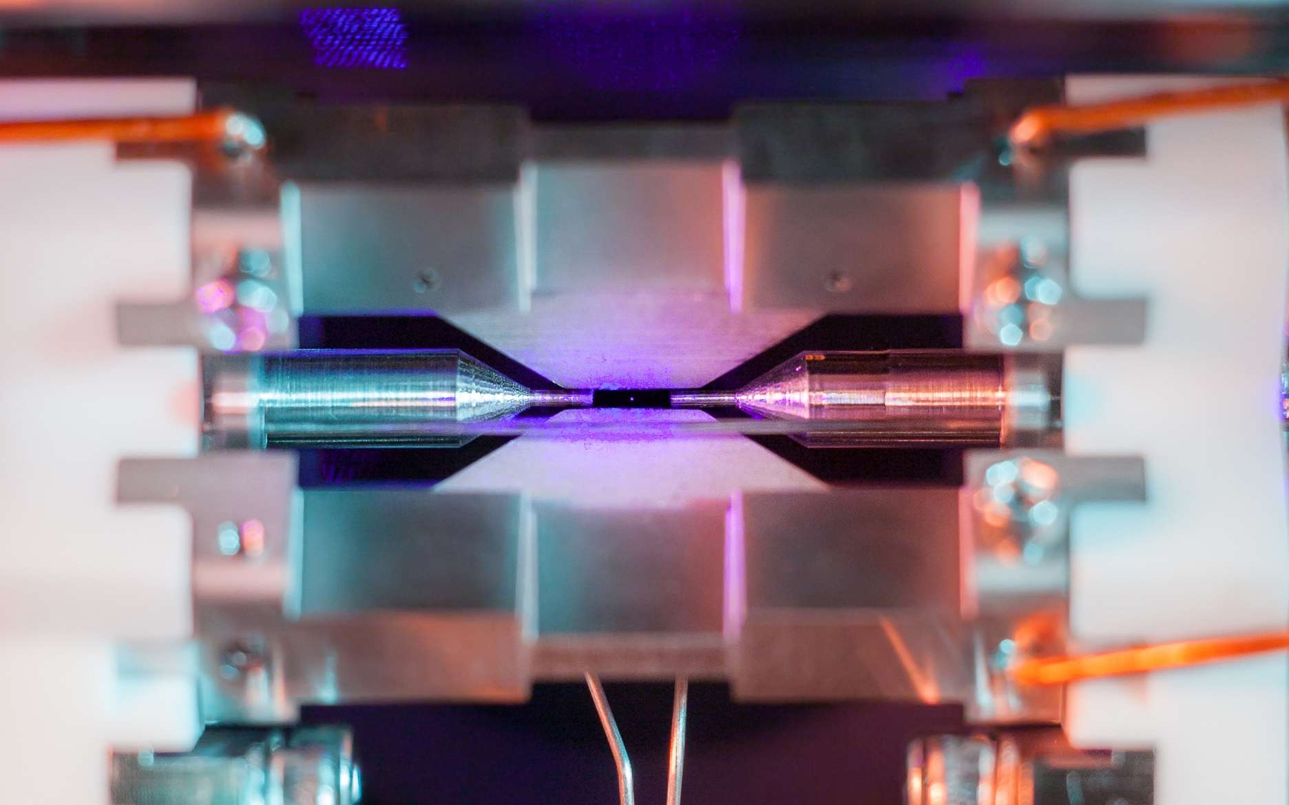 Une vue du piège à ions avec un atome de strontium isolé soumis à un faisceau laser. © David Nadlinger, University of Oxford