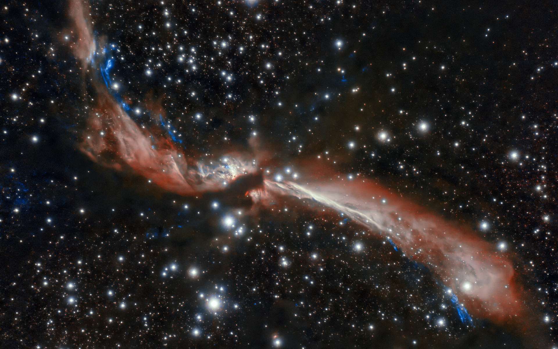 Le jeune jet stellaire sinueux, MHO 2147, semble serpenter à travers un champ d'étoiles dans cette image capturée au Chili par l'Observatoire international Gemini, un programme du NOIRLab de la NSF. © International Gemini Observatory, NOIRLab, NSF, AURA