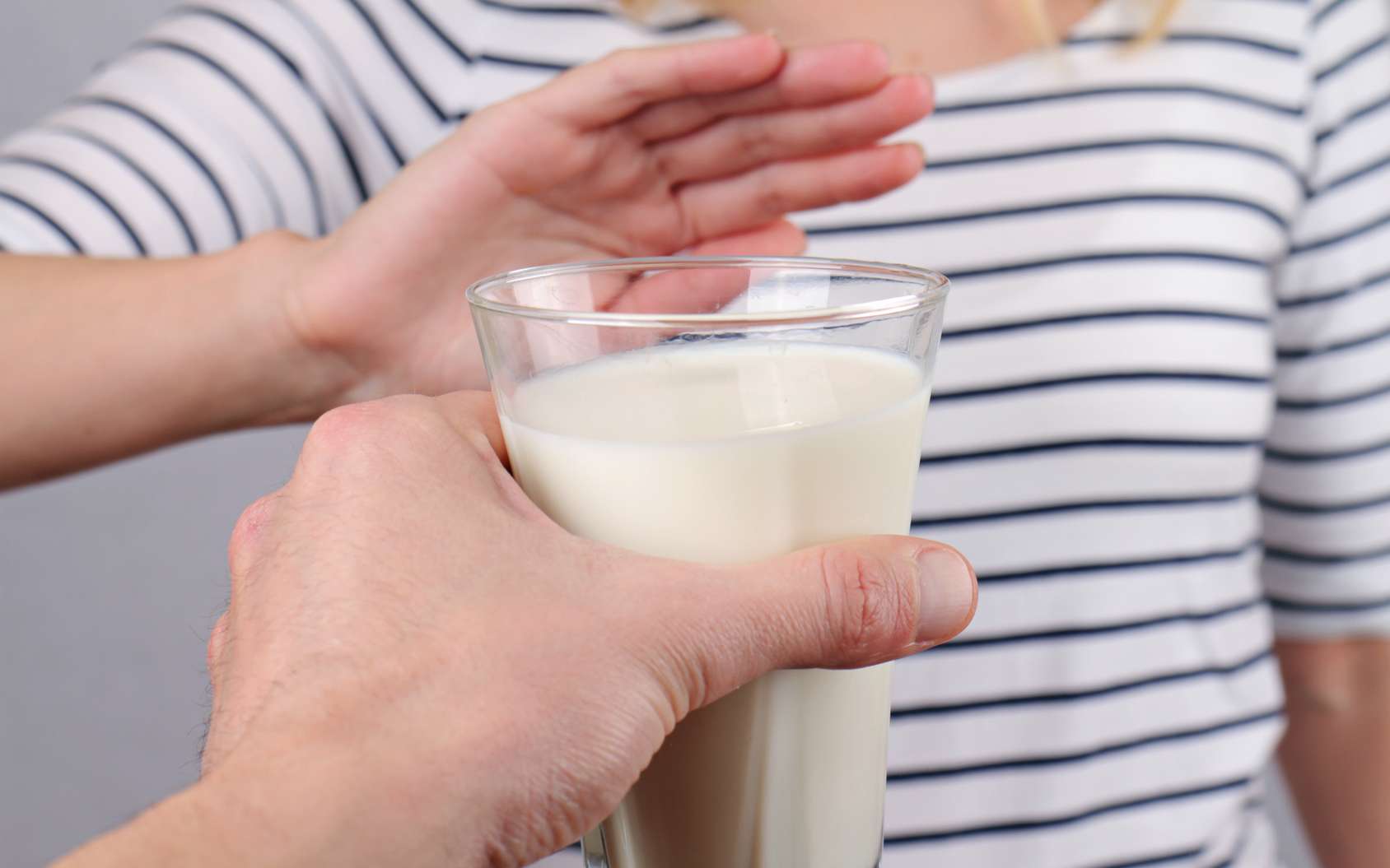 Même si le lait est largement considéré comme un élément à part entière de l'alimentation, Karin Michels contredit cette idée reçue : « Le lait de vache n’est pas fait pour les êtres humains. Sa composition est complètement différente de celle du lait maternel ». © glisic_albina, Fotolia