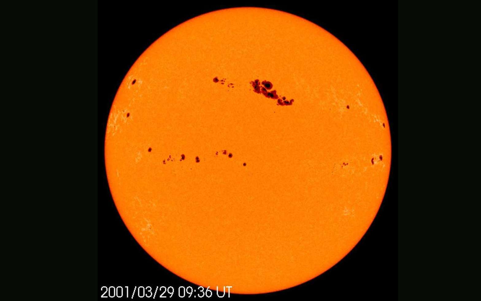 L'immense tache solaire sur la photosphère du Soleil, fin mars 2001. © Nasa, ESA, Soho
