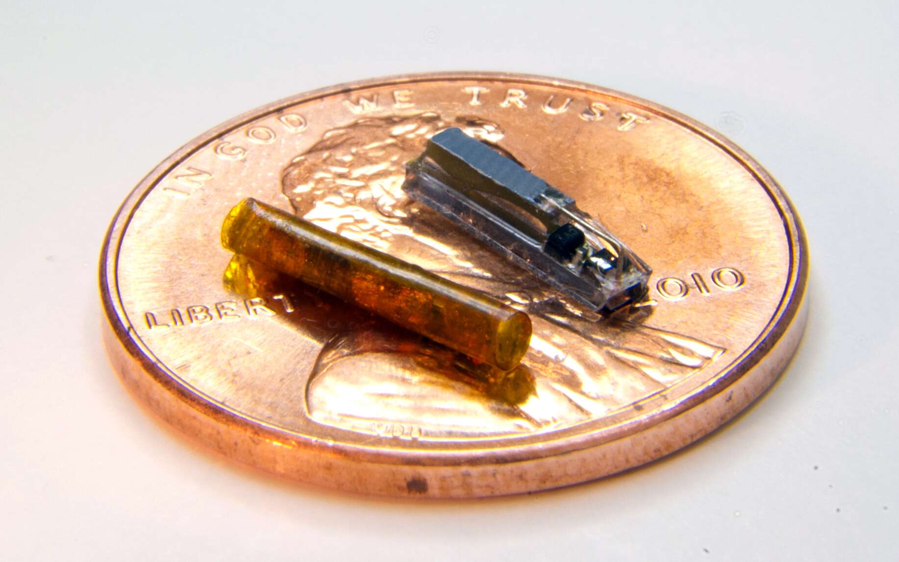 Les chercheurs ont créé et testé ce dispositif miniature, qui peut être implanté dans les tumeurs pour générer de l'oxygène, augmentant l'efficacité des radiations et de la chimiothérapie. Le dispositif (à droite) s'adapte à l'intérieur d'un tube (à gauche) qui peut ensuite être inséré dans une tumeur avec une aiguille à biopsie. © Birck Nanotechnology Center, Purdue University