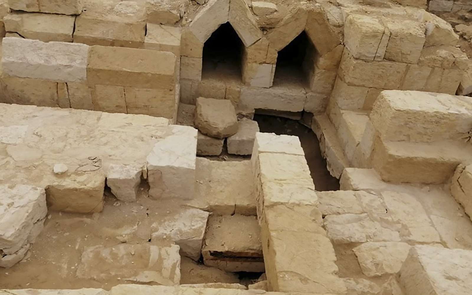 Découverte au Fayoum de nombreux objets funéraires et des portraits