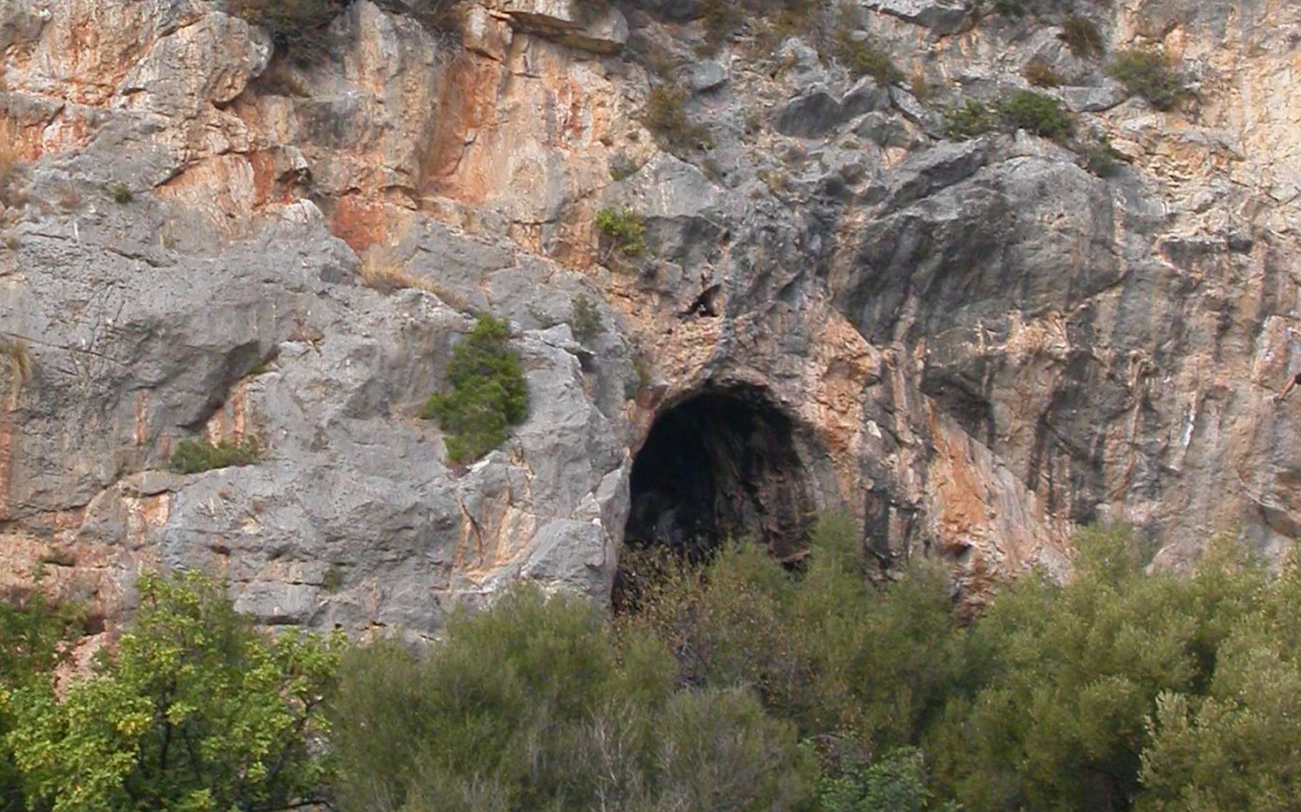 Des chercheurs ont trouvé, en Italie, dans la grotte du Fossellone et dans la grotte de Sant’Agostino, ici à l’image, des traces d’une colle utilisée par les hommes de Néandertal pour assembler leurs outils. © Paola Villa, Muséum d’histoire naturelle de Boulder (États-Unis)