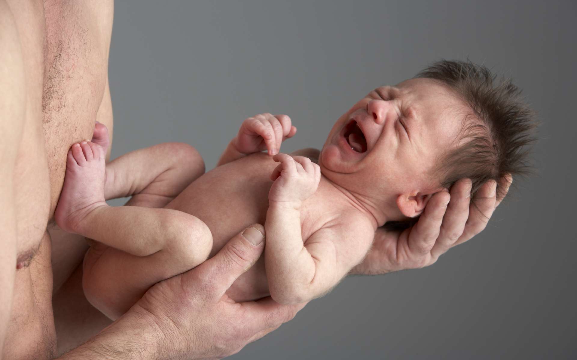La technique du « peau à peau » bénéficie en particulier aux nourrissons de faible poids et/ou nés prématurés. © Phovoir