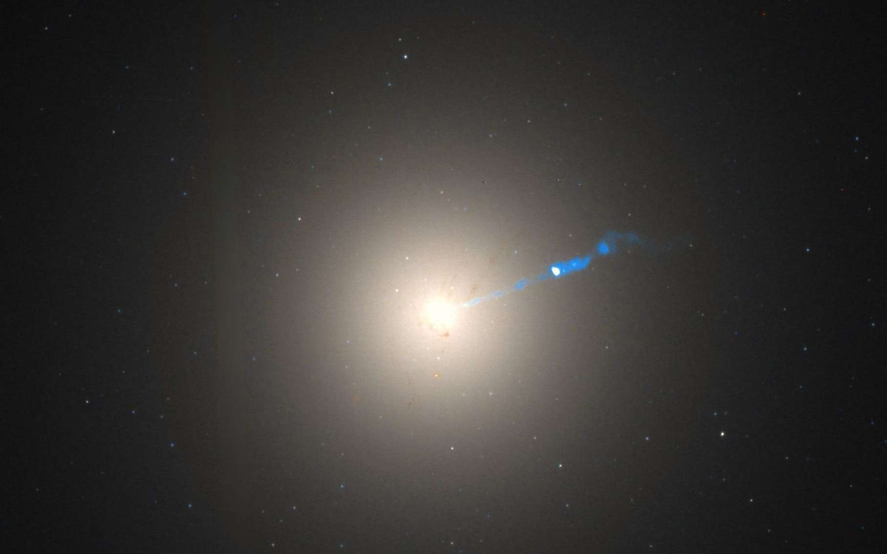 Une image composite montrant dans le visible la galaxie M87 et dans l'infrarouge l'un de ses jets. © Nasa, DP