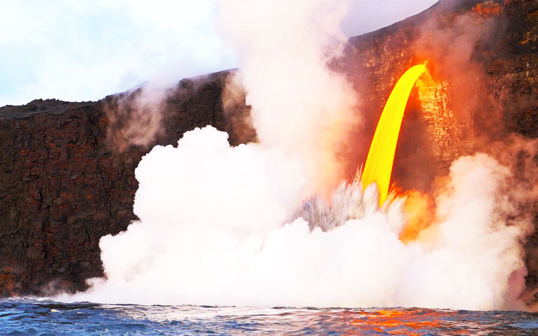 Les fontaines de lave qui jaillissent du volcan Kilauea à Hawaï se déversent dans l'océan Pacifique. © Envato Elements