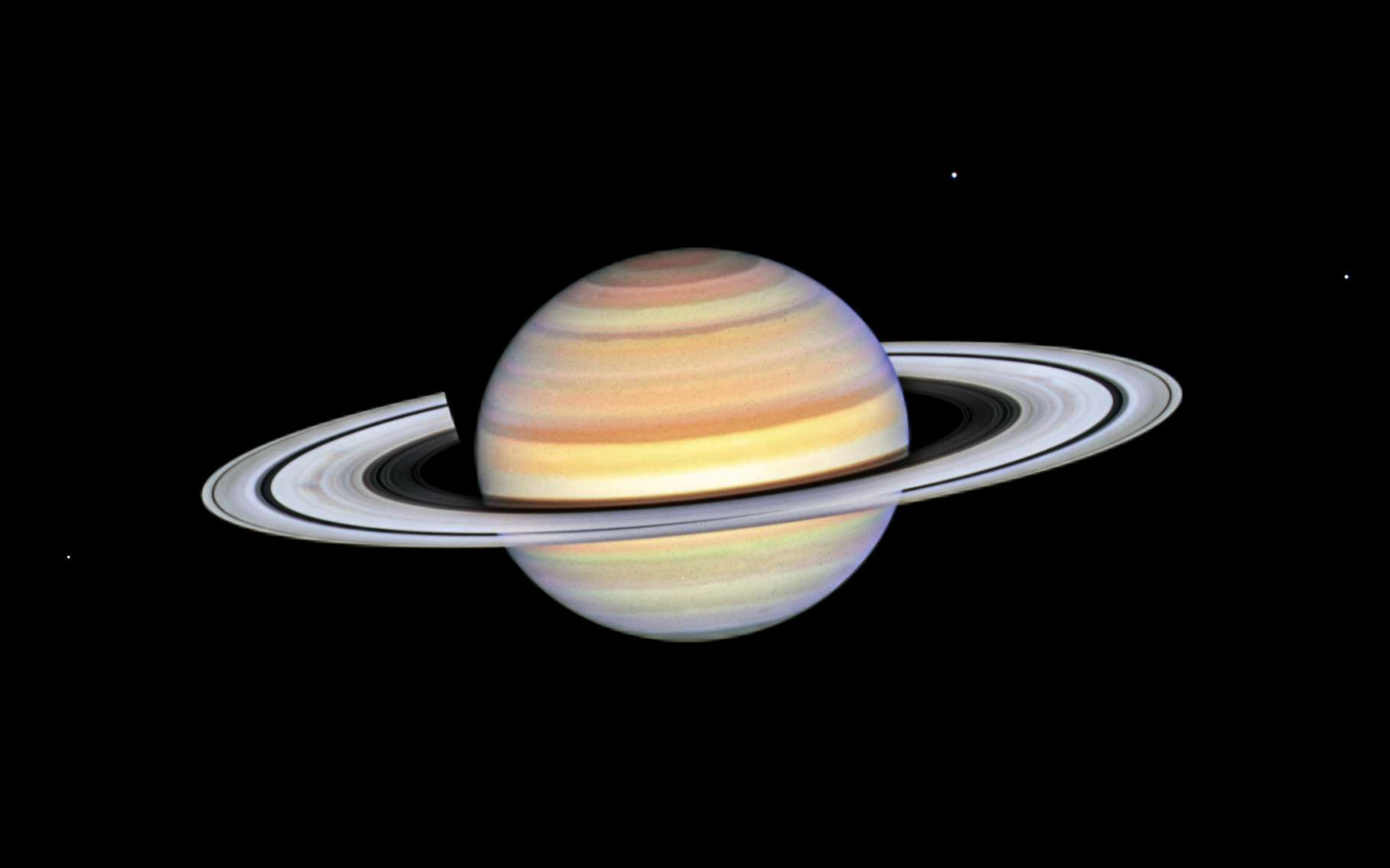 Hubble observe de mystérieuses « traces de doigts » sur les anneaux de Saturne !