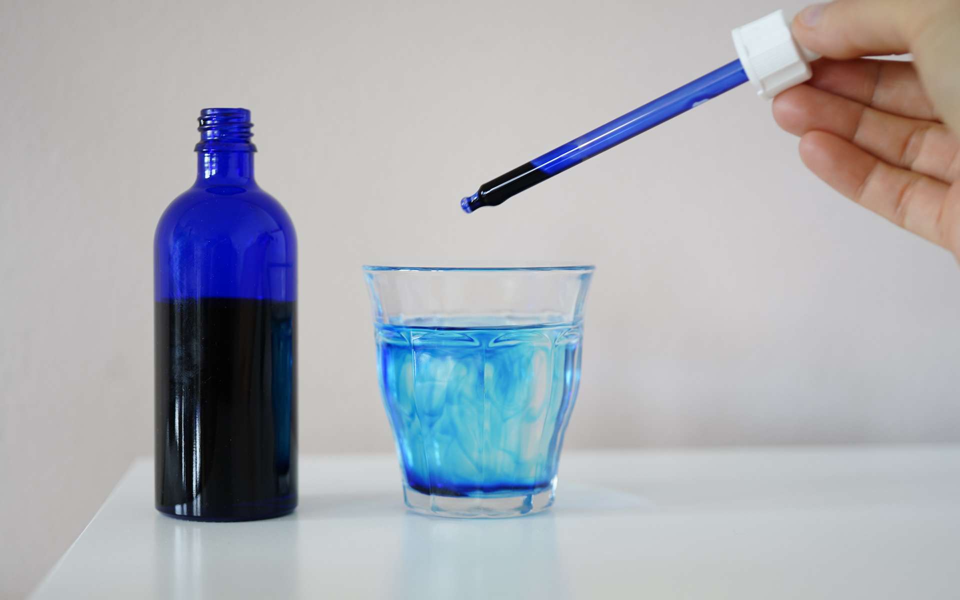 Cette molécule bleue qui colore la langue fait le buzz chez les stars... et inquiète les experts