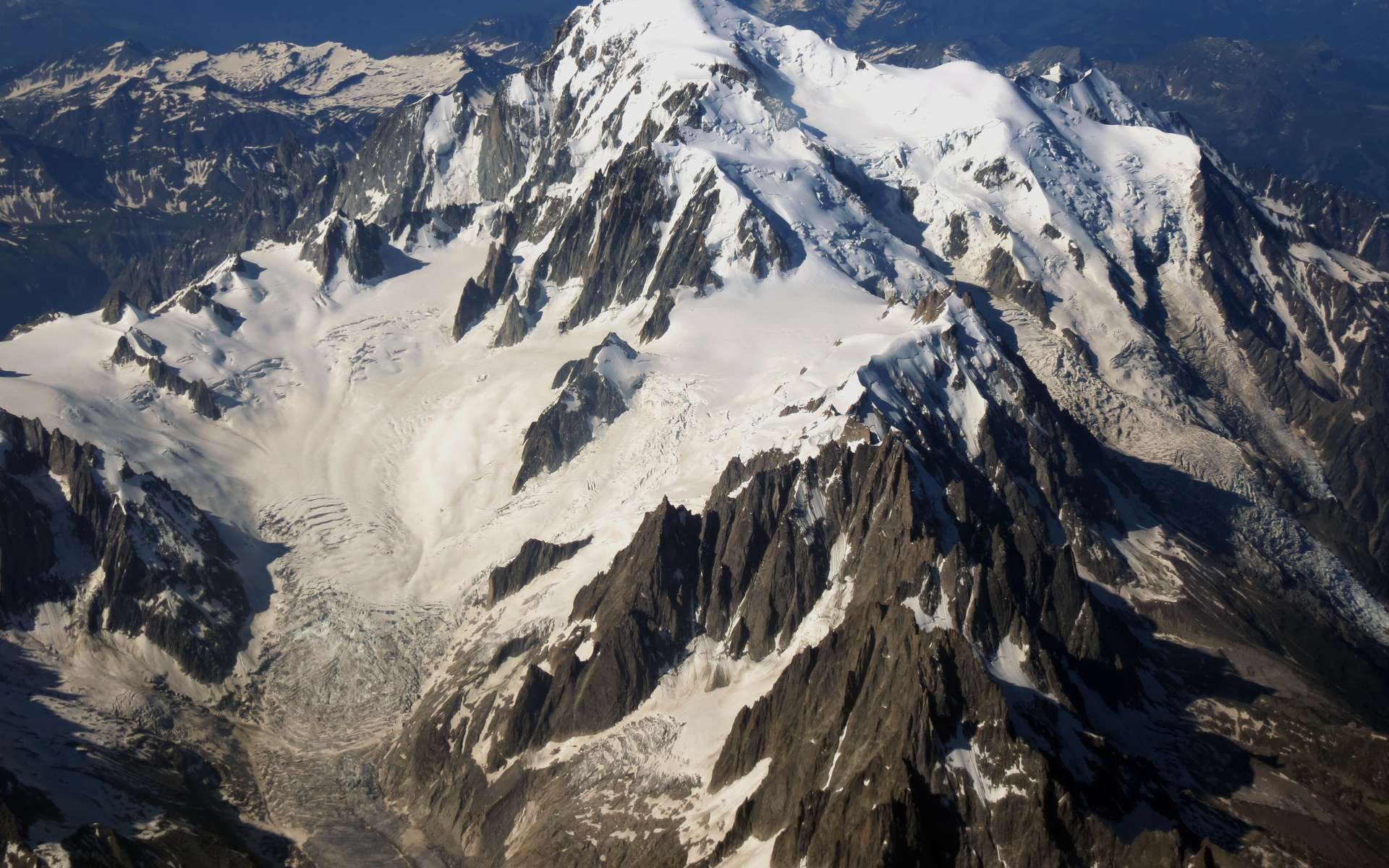 Le mont Blanc fait partie des massifs cristallins externes, les plus hauts sommets des Alpes résultant de la collision entre les plaques européenne et adriatique. © Tofig Rashidov, imaggeo.egu.eu